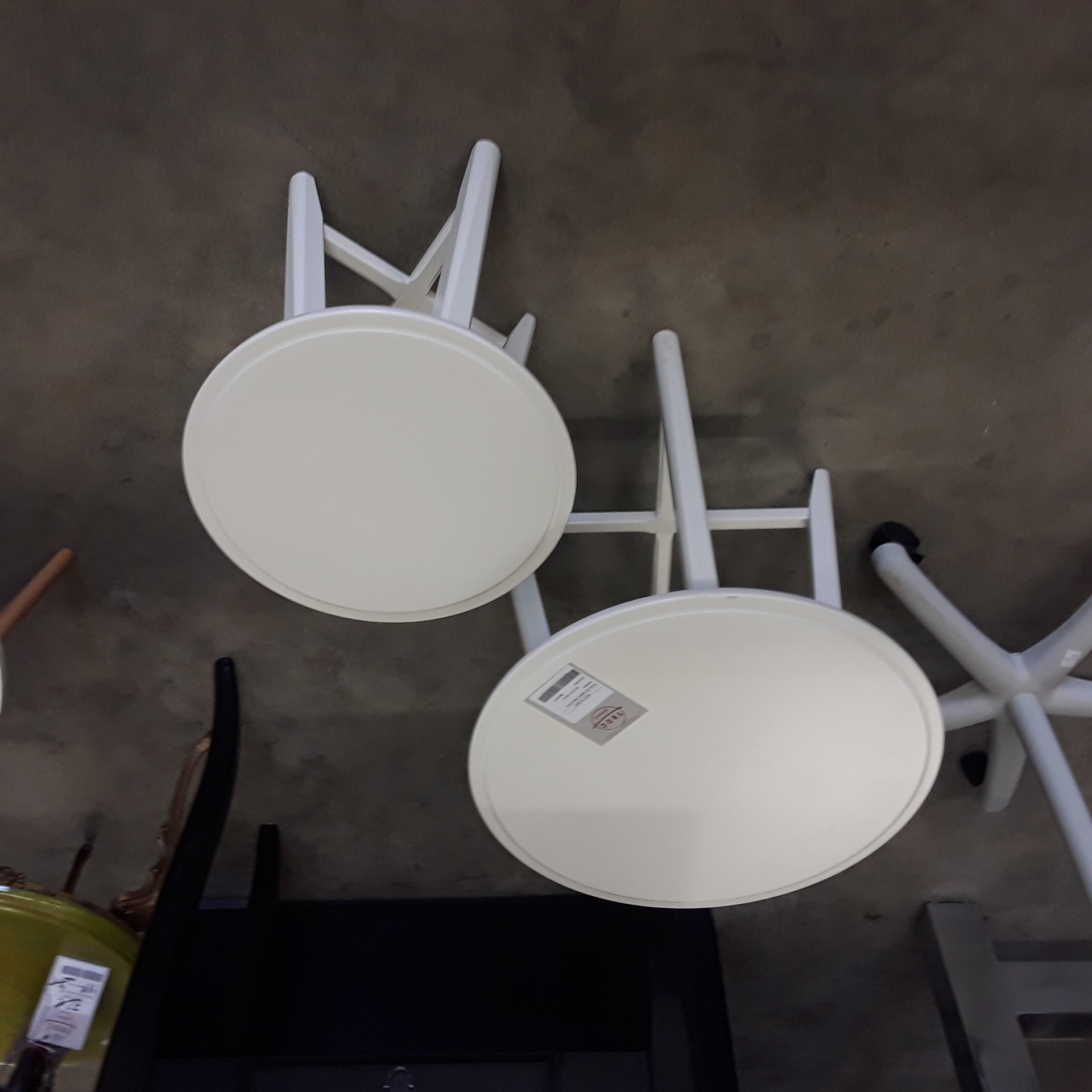 <p>Paire de tables blanches<br />rondes<br />30,00 € T.T.C<br /><a href="/Article/123214?type=depose" style="color:white;" target="_blank">Lien vers l'article</a></p>