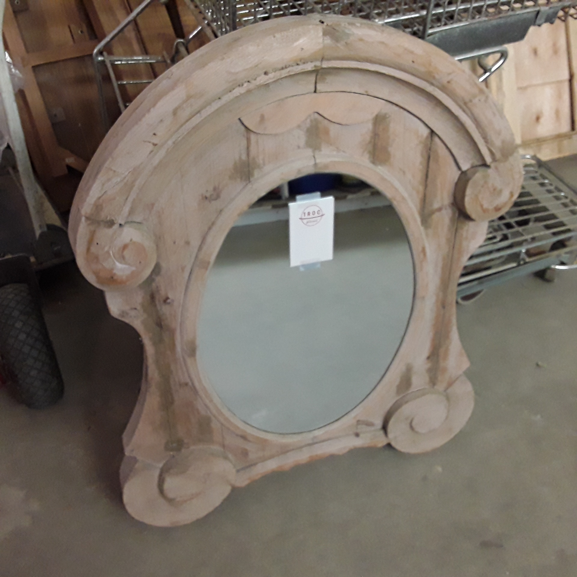 <p>Miroir Maison du Monde<br />60,00 € T.T.C<br /><a href="/Article/122439?type=depose" style="color:white;" target="_blank">Lien vers l'article</a></p>
