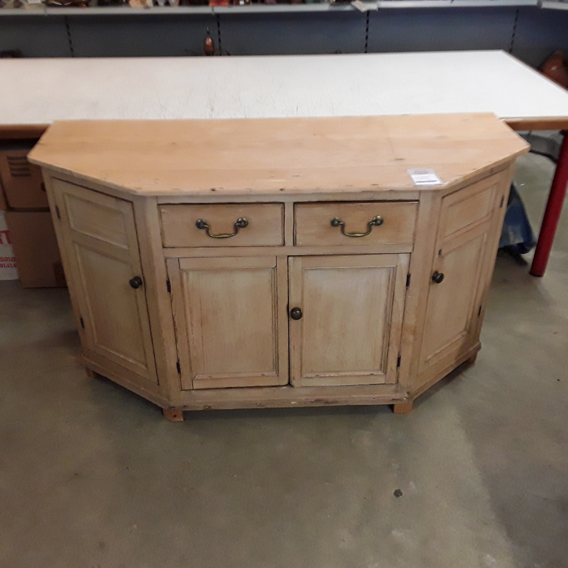 <p>Dresse à coins coupés<br />4 portes 2 tiroirs<br />95,00 € T.T.C<br /><a href="/Article/122880?type=depose" style="color:white;" target="_blank">Lien vers l&#39;article</a></p>