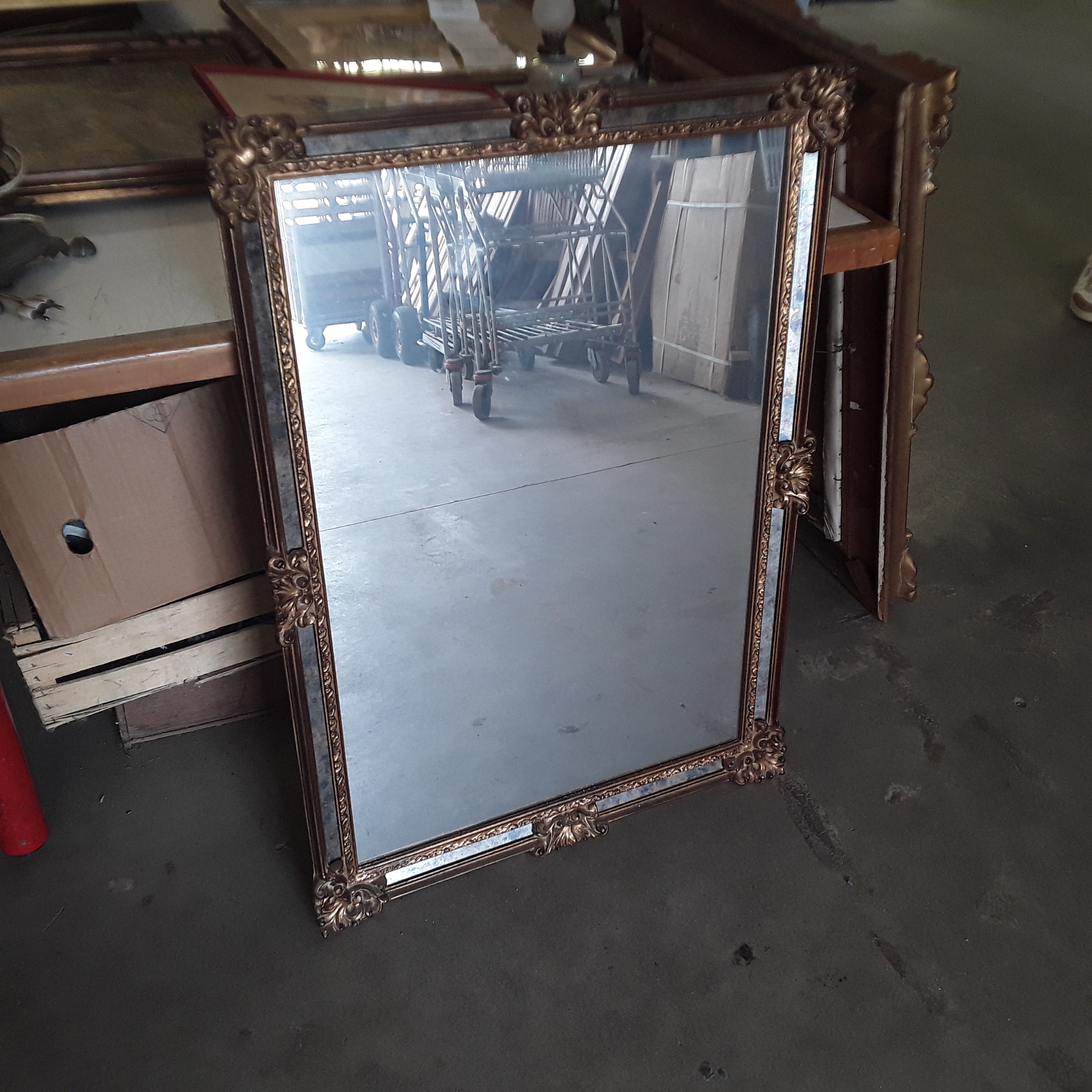 <p>Miroir style Napoléon III<br />rectangulaire<br />50,00 € T.T.C<br /><a href="/Article/122241?type=depose" style="color:white;" target="_blank">Lien vers l&#39;article</a></p>