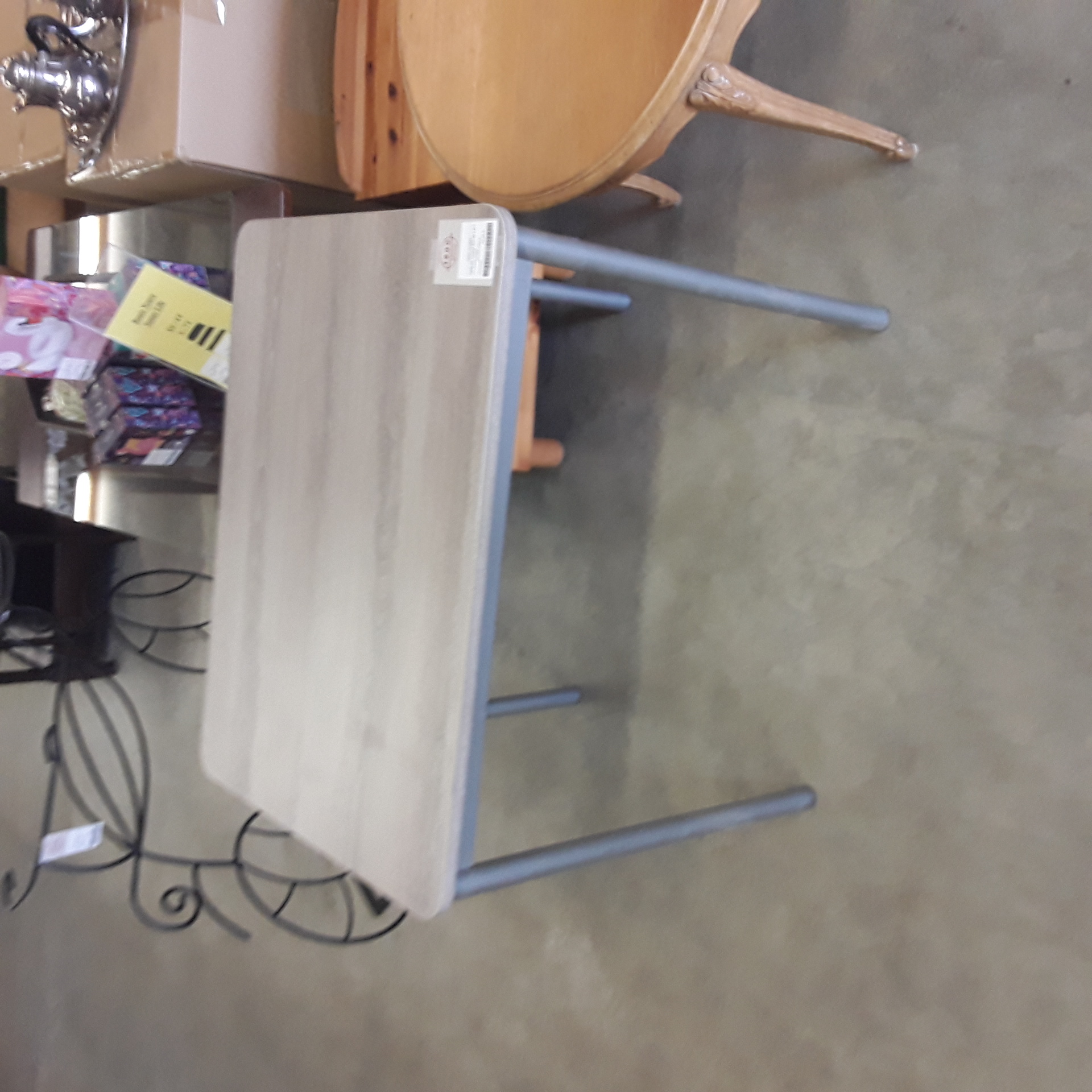 <p>Table de cuisine 80x 60 x H 75<br />cm pieds métal<br />25,00 € T.T.C<br /><a href="/Article/124012?type=depose" style="color:white;" target="_blank">Lien vers l'article</a></p>