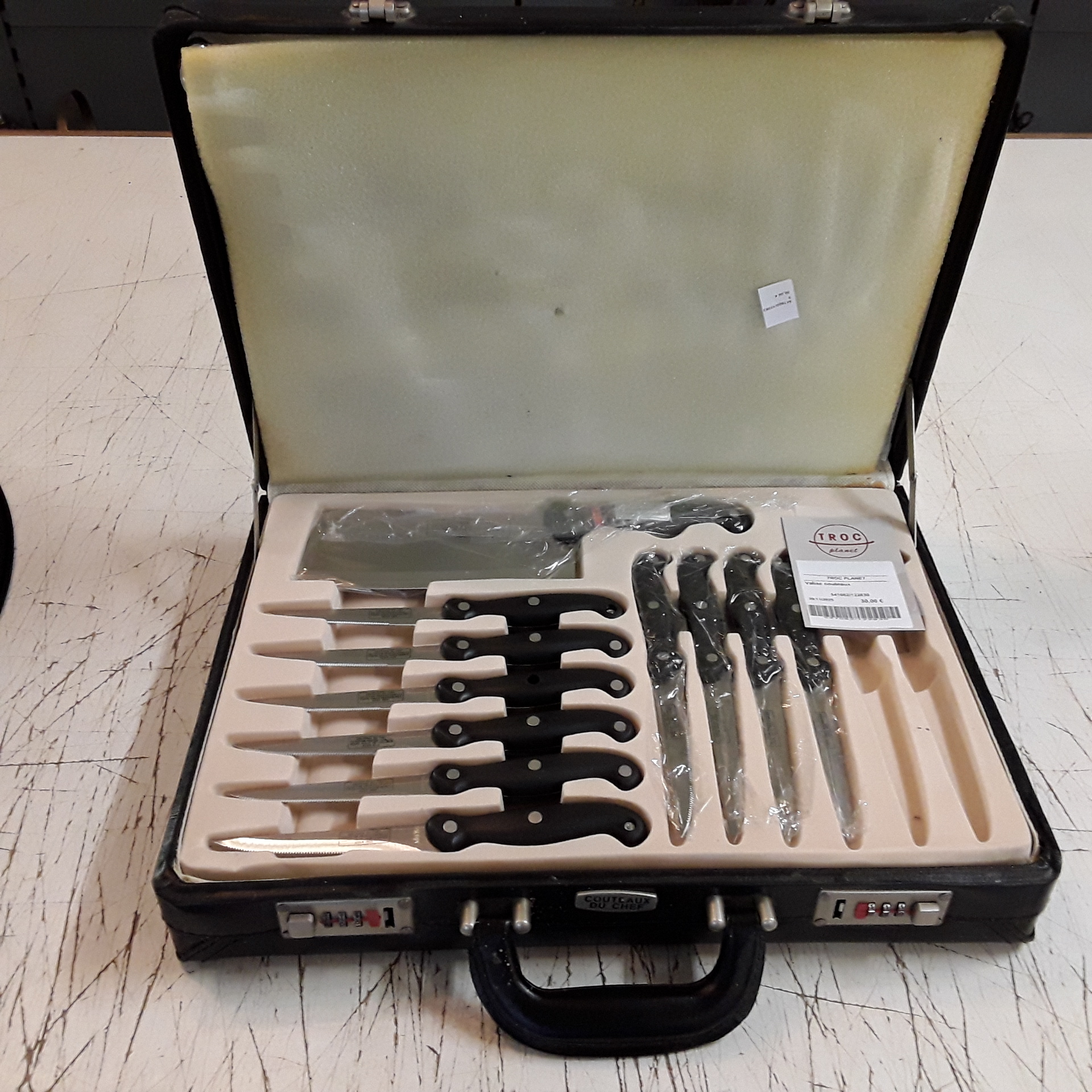 <p>Valise couteaux<br />30,00 € T.T.C<br /><a href="/Article/122830?type=depose" style="color:white;" target="_blank">Lien vers l&#39;article</a></p>