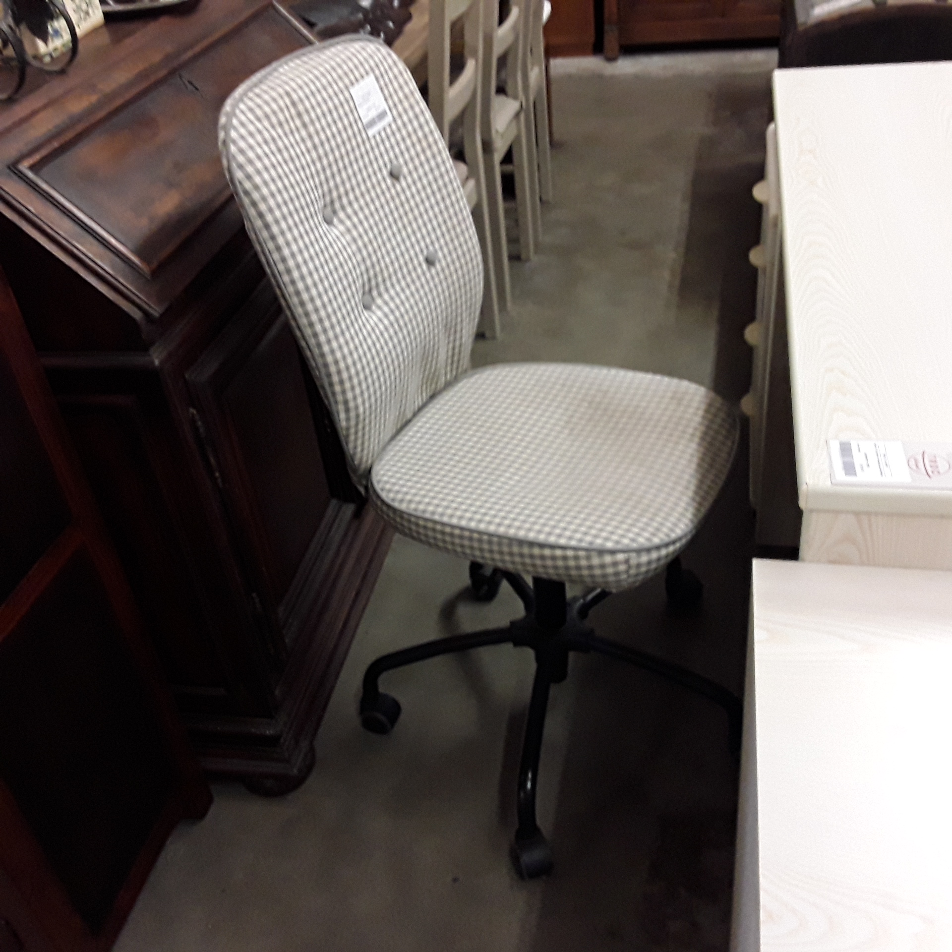 <p>Chaise de bureau<br />20,00 € T.T.C<br /><a href="/Article/121981?type=depose" style="color:white;" target="_blank">Lien vers l&#39;article</a></p>