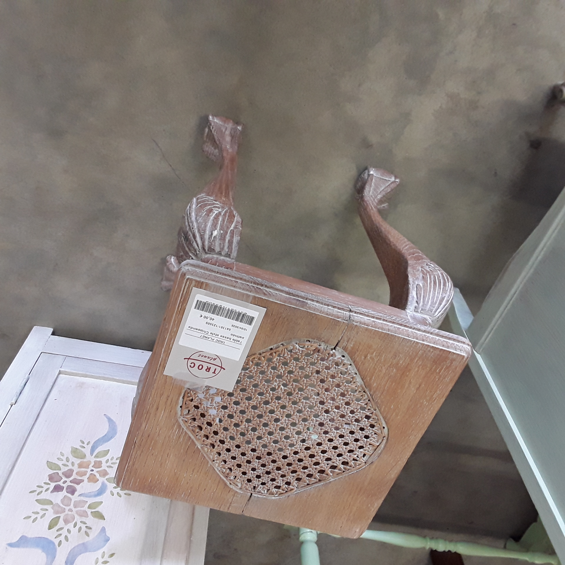 <p>Table basse style Chippendaele<br />patinée<br />40,00 € T.T.C<br /><a href="/Article/123509?type=depose" style="color:white;" target="_blank">Lien vers l'article</a></p>