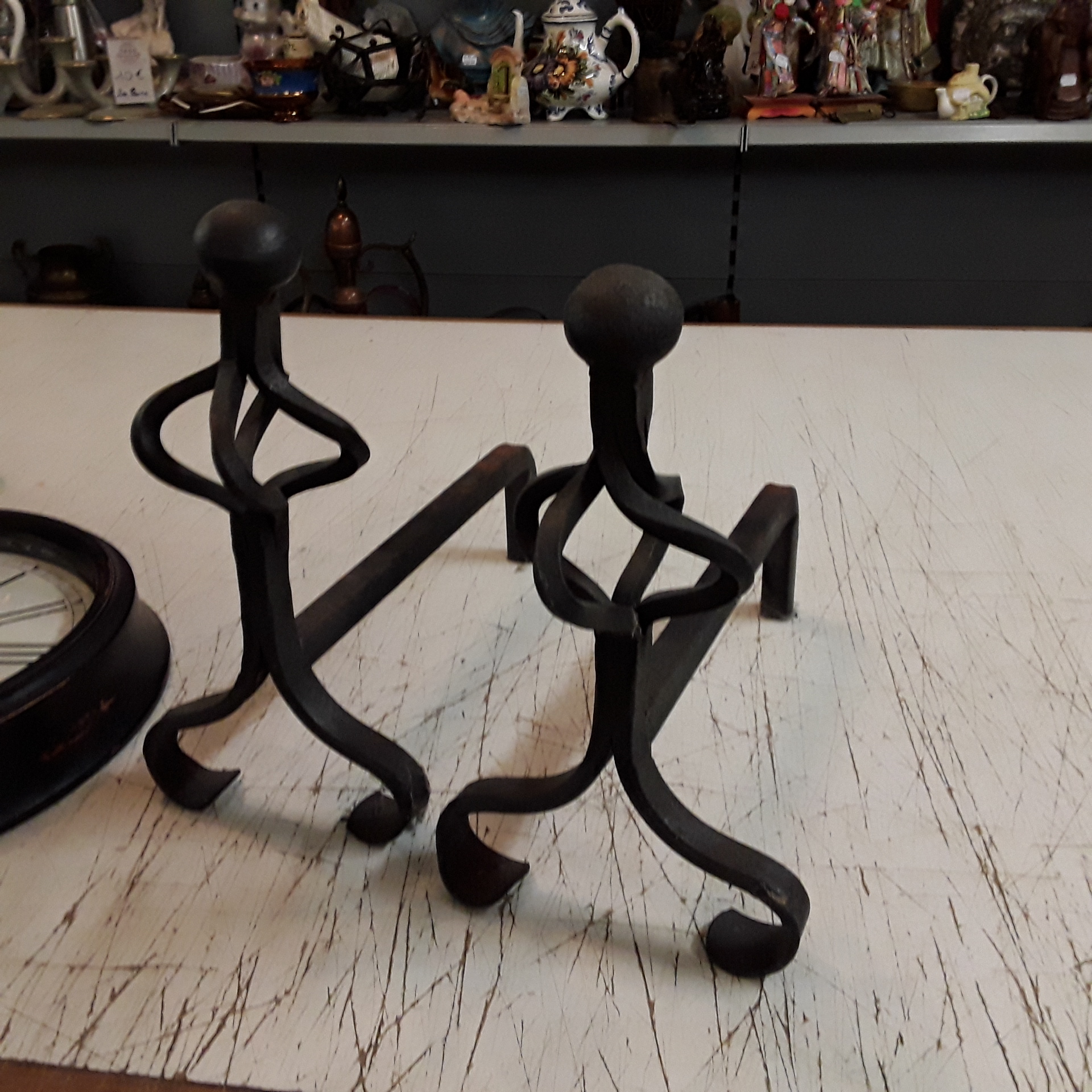 <p>Paire de chenets fer forgé<br />25,00 € T.T.C<br /><a href="/Article/122984?type=depose" style="color:white;" target="_blank">Lien vers l'article</a></p>