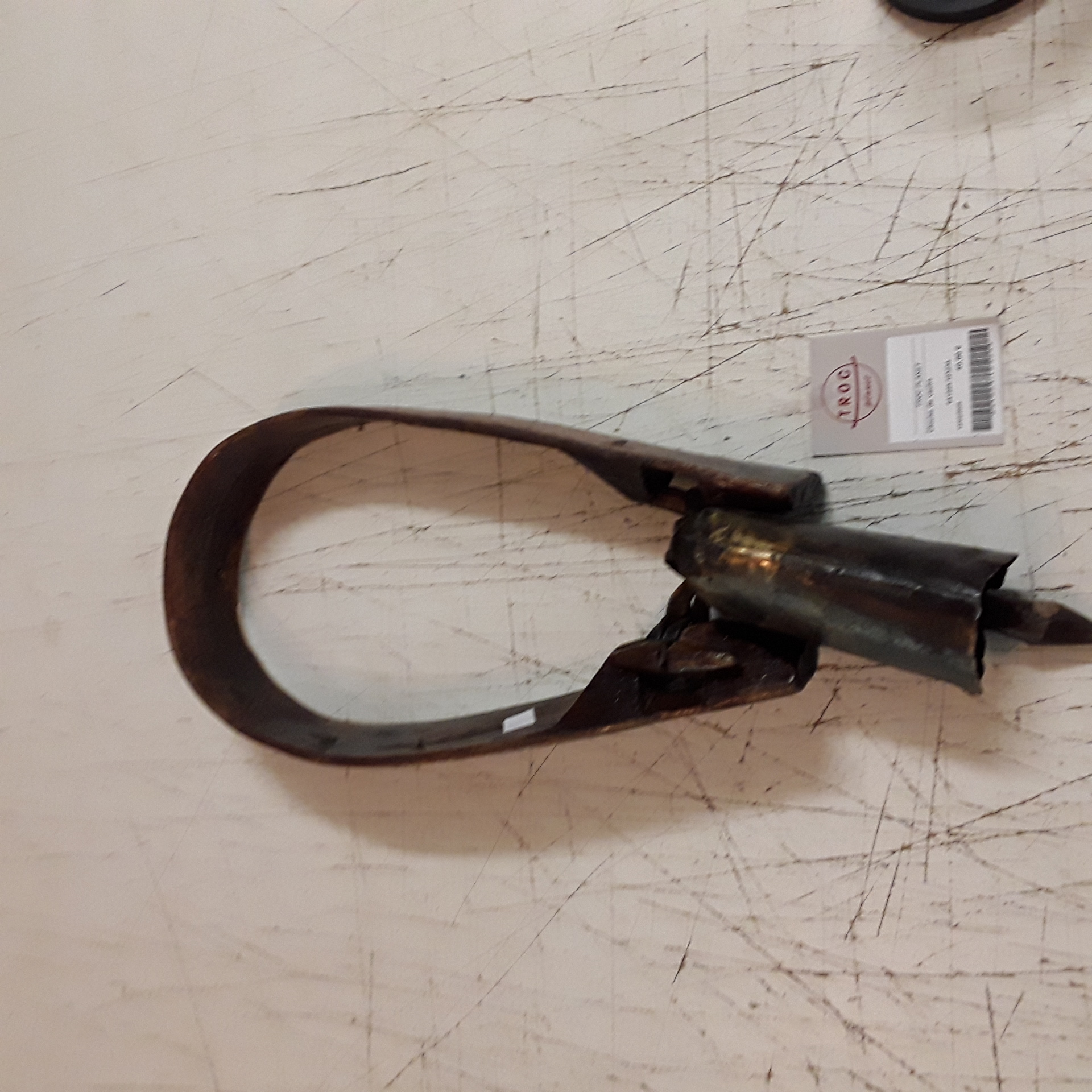 <p>Cloche de vache<br />40,00 € T.T.C<br /><a href="/Article/123234?type=depose" style="color:white;" target="_blank">Lien vers l'article</a></p>