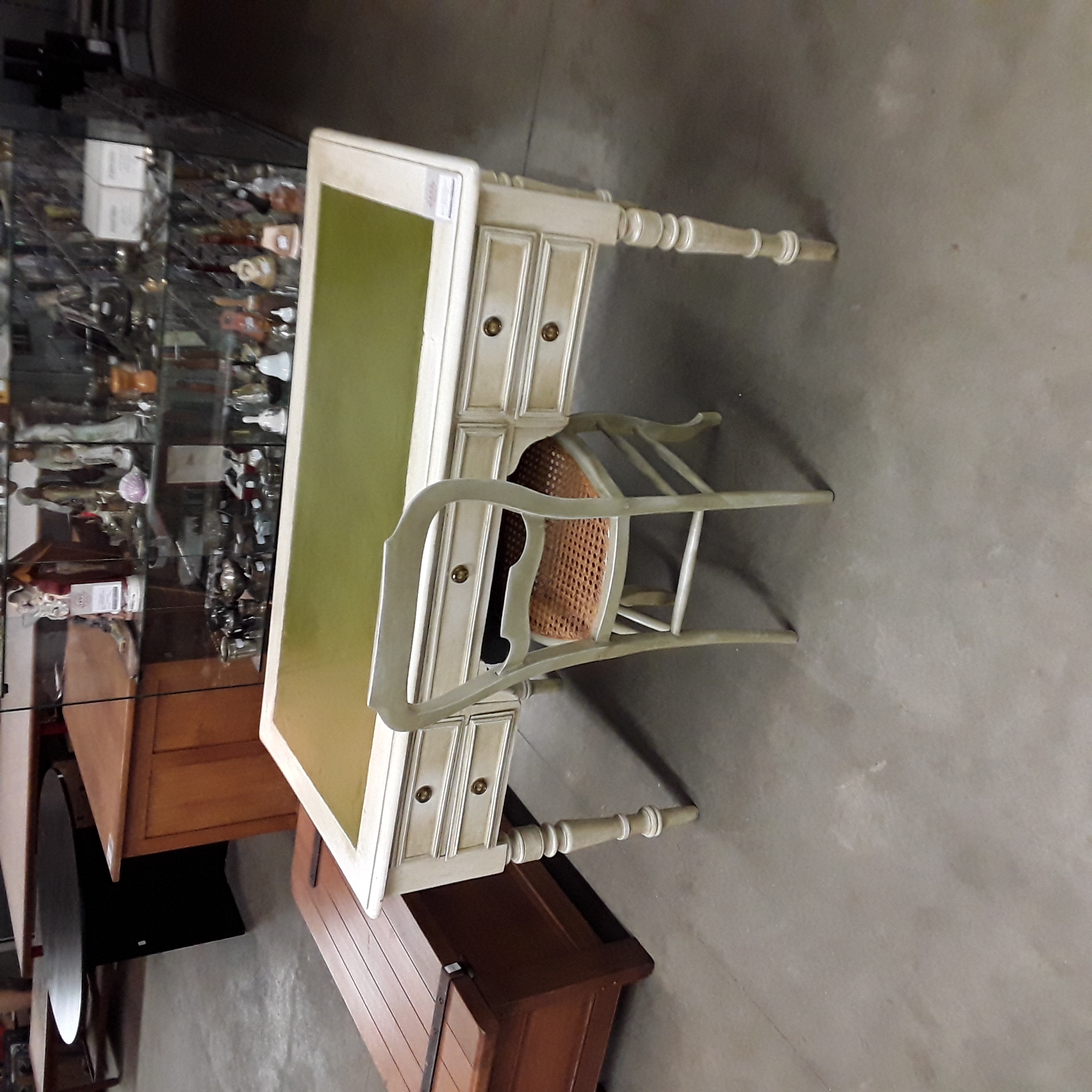 <p>Bureau  style louis philippe<br />blanc 5 tiroirs + chaise<br />150,00 € T.T.C<br /><a href="/Article/123277?type=depose" style="color:white;" target="_blank">Lien vers l'article</a></p>