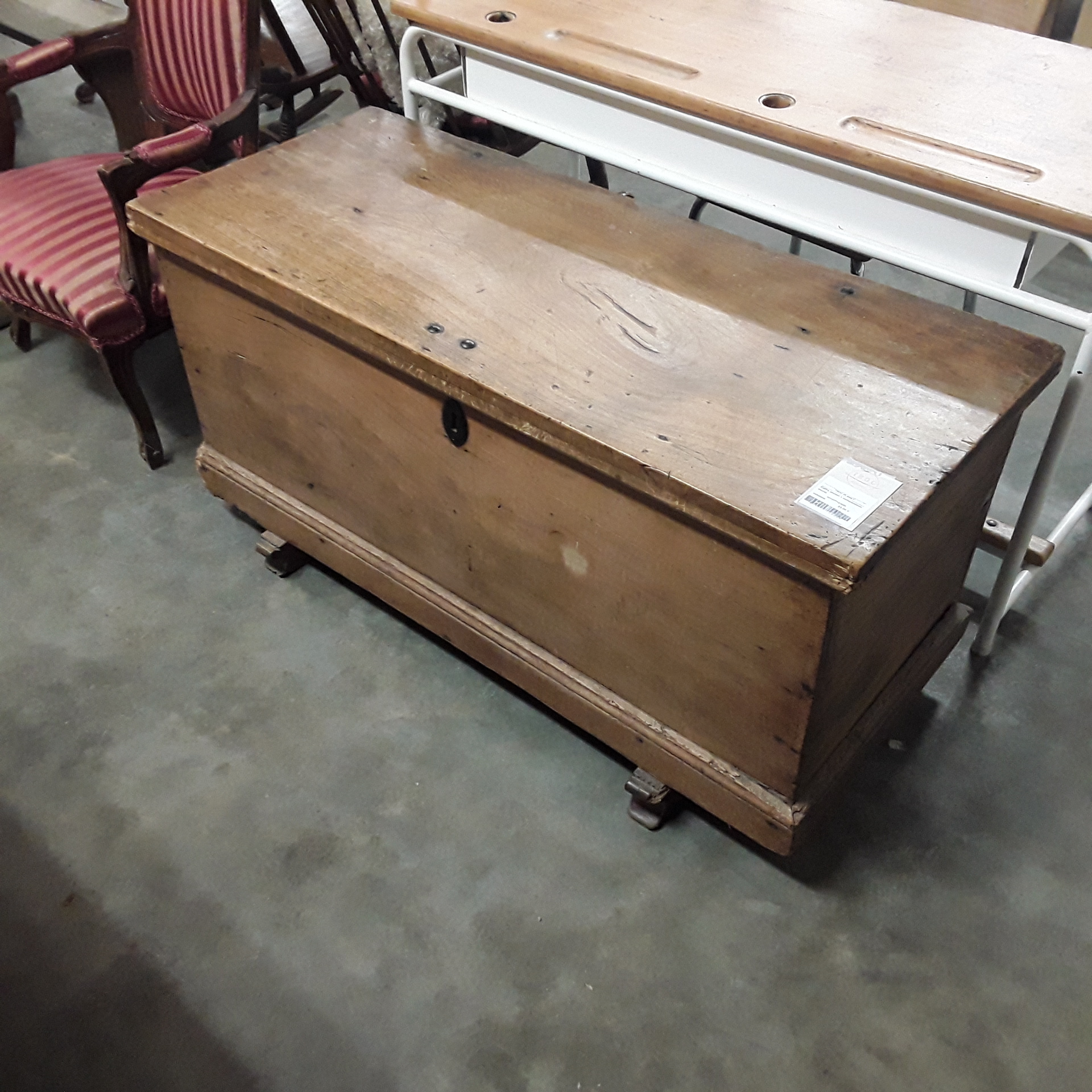 <p>Coffre ancien + compartiment<br />secret<br />85,00 € T.T.C<br /><a href="/Article/123225?type=depose" style="color:white;" target="_blank">Lien vers l'article</a></p>