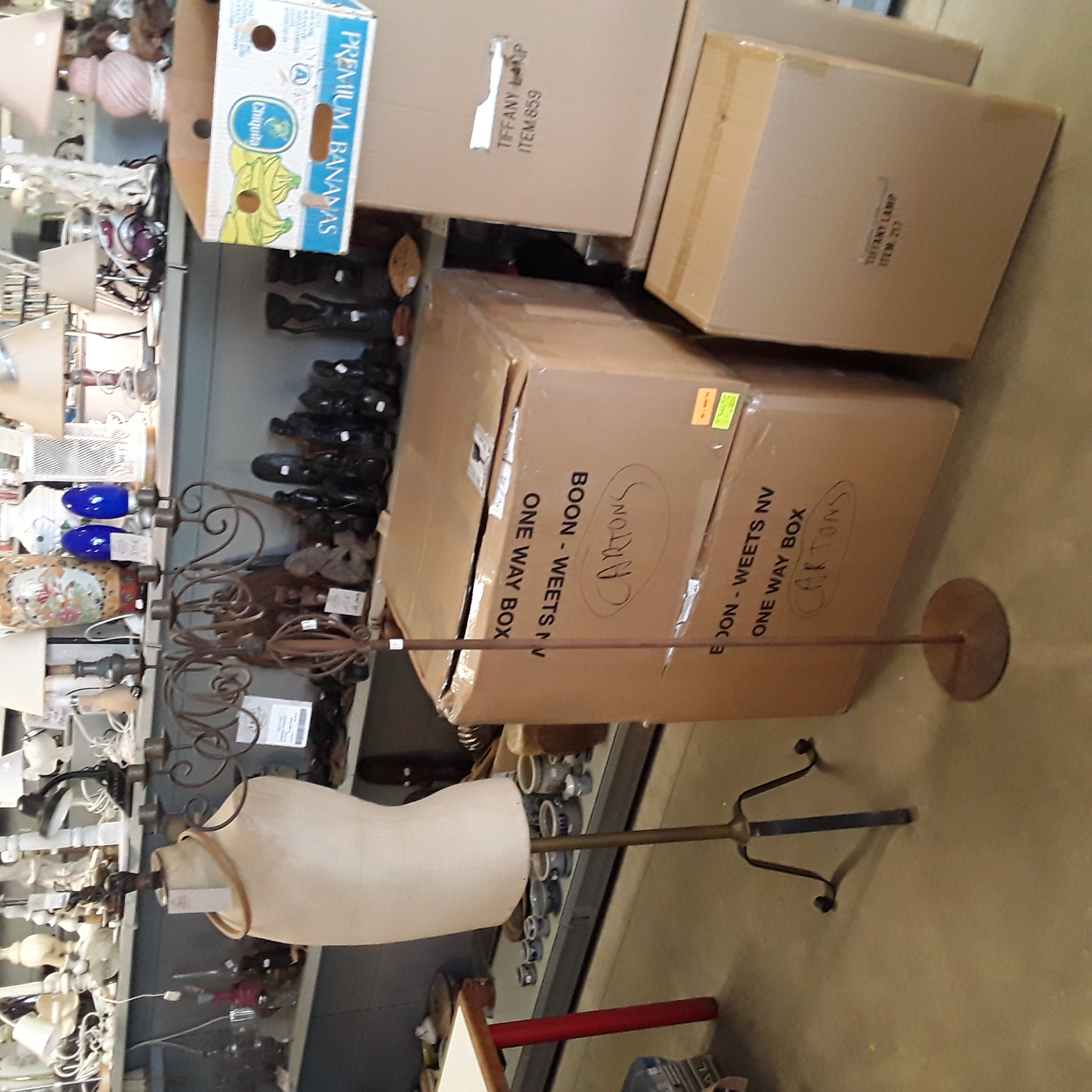 <p>Chandelier 8 branches<br />Fer forgé<br />50,00 € T.T.C<br /><a href="/Article/123584?type=depose" style="color:white;" target="_blank">Lien vers l'article</a></p>