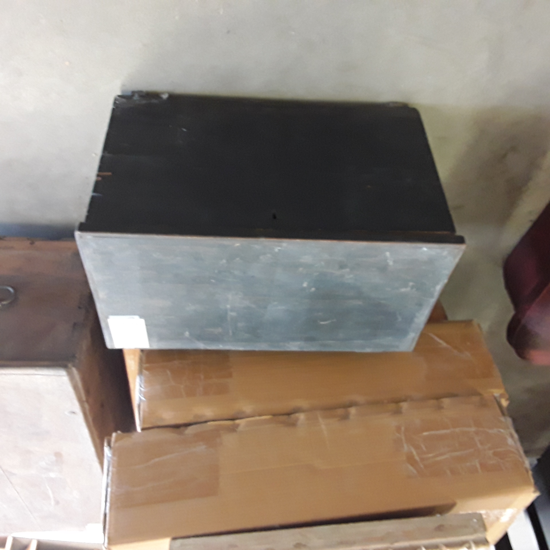 <p>Coffre noir en bois<br />40,00 € T.T.C<br /><a href="/Article/123143?type=depose" style="color:white;" target="_blank">Lien vers l'article</a></p>