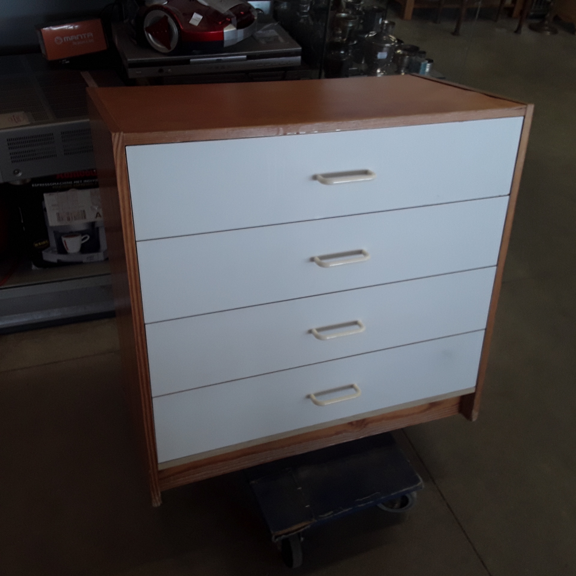 <p>Commode 4 tiroirs IKEA<br />20,00 € T.T.C<br /><a href="/Article/122205?type=depose" style="color:white;" target="_blank">Lien vers l&#39;article</a></p>