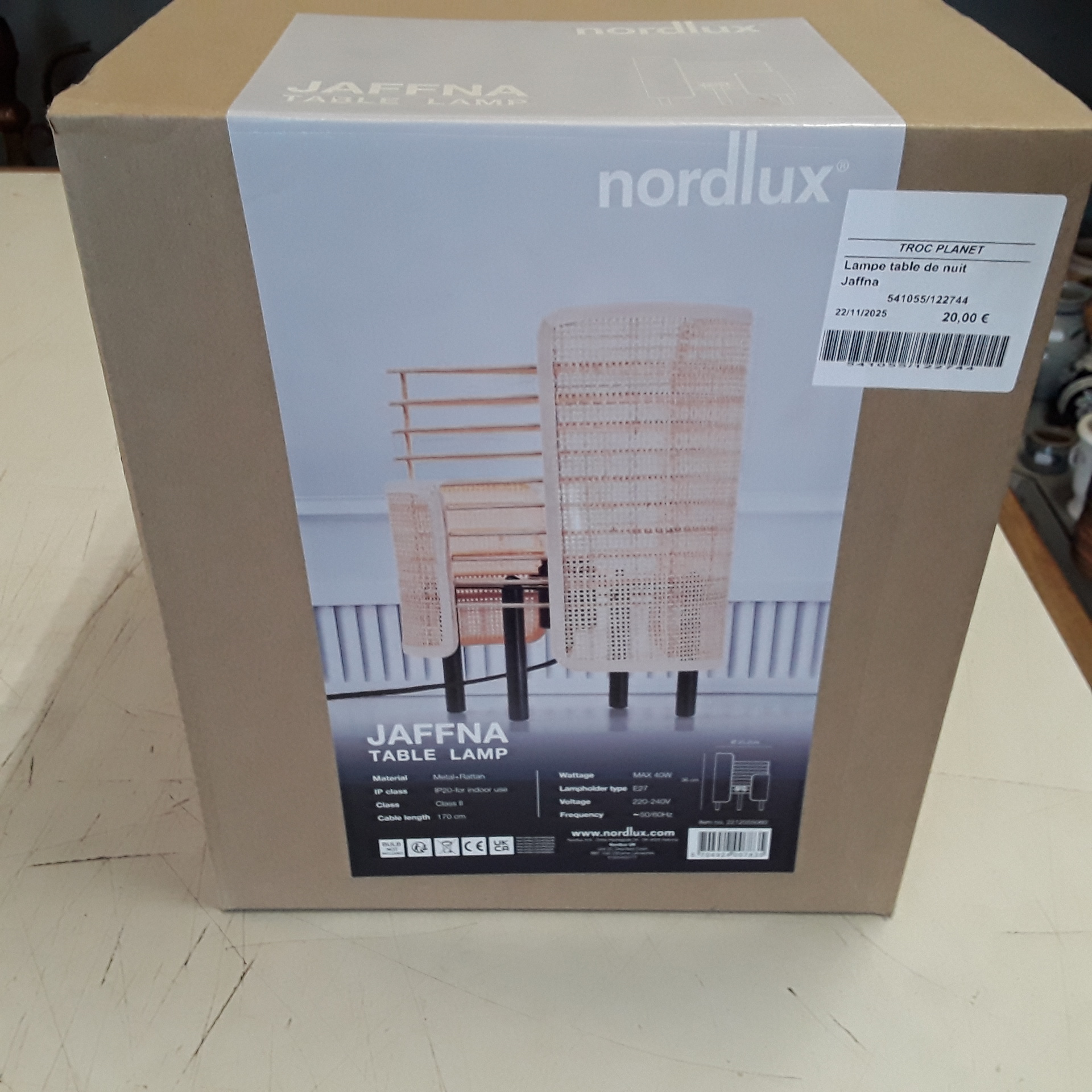 <p>Lampe table de nuit<br />Jaffna<br />20,00 € T.T.C<br /><a href="/Article/122744?type=depose" style="color:white;" target="_blank">Lien vers l'article</a></p>