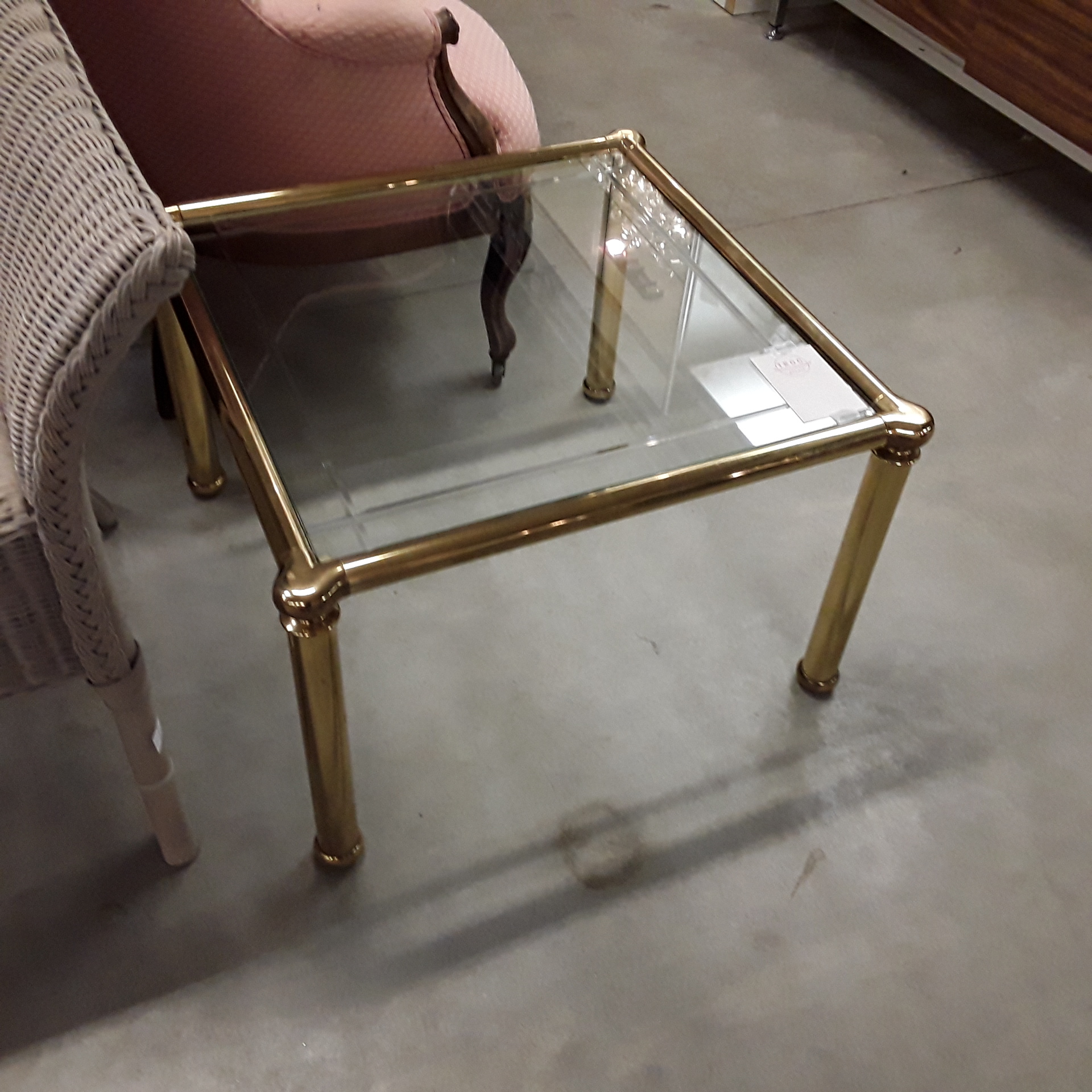 <p>Table laiton 60 x 60 cm vitrée<br />40,00 € T.T.C<br /><a href="/Article/122816?type=depose" style="color:white;" target="_blank">Lien vers l'article</a></p>