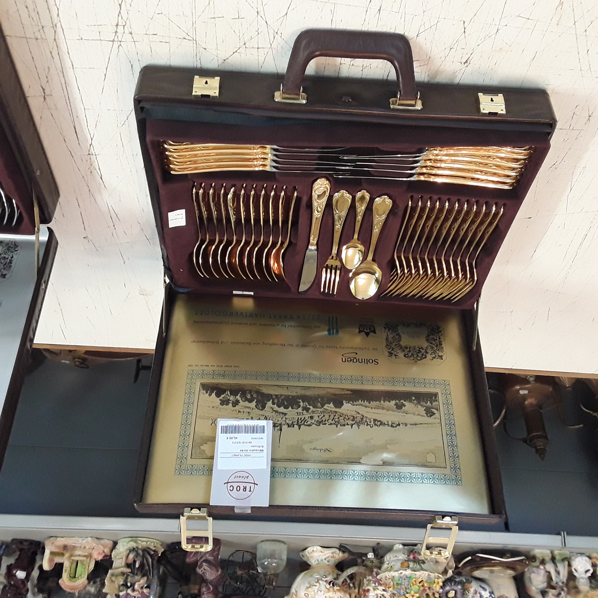 <p>Ménagère dorée<br />Solingen<br />40,00 € T.T.C<br /><a href="/Article/123373?type=depose" style="color:white;" target="_blank">Lien vers l'article</a></p>