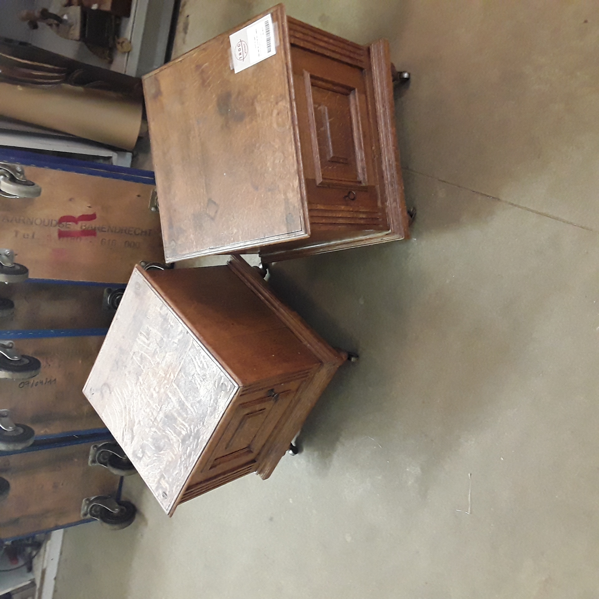 <p>Chevets en chêne <br />foncé la paire <br />40,00 € T.T.C<br /><a href="/Article/123309?type=depose" style="color:white;" target="_blank">Lien vers l'article</a></p>