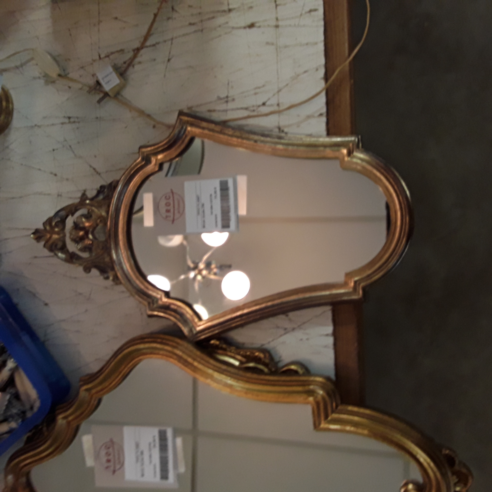 <p>Miroir dorée PM<br />15,00 € T.T.C<br /><a href="/Article/123739?type=depose" style="color:white;" target="_blank">Lien vers l'article</a></p>