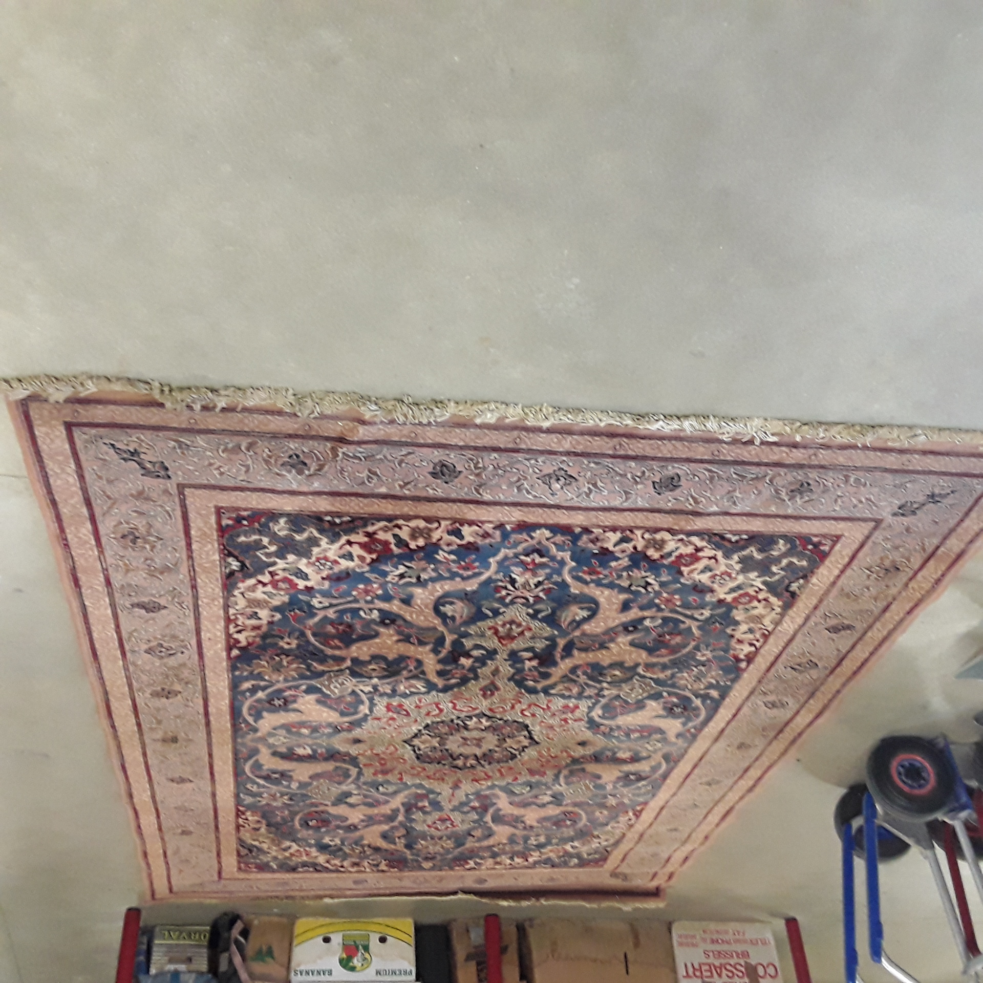 <p>Tapis 285 x 201 Cm tons rouge<br />et bleu<br />95,00 € T.T.C<br /><a href="/Article/124651?type=depose" style="color:white;" target="_blank">Lien vers l'article</a></p>
