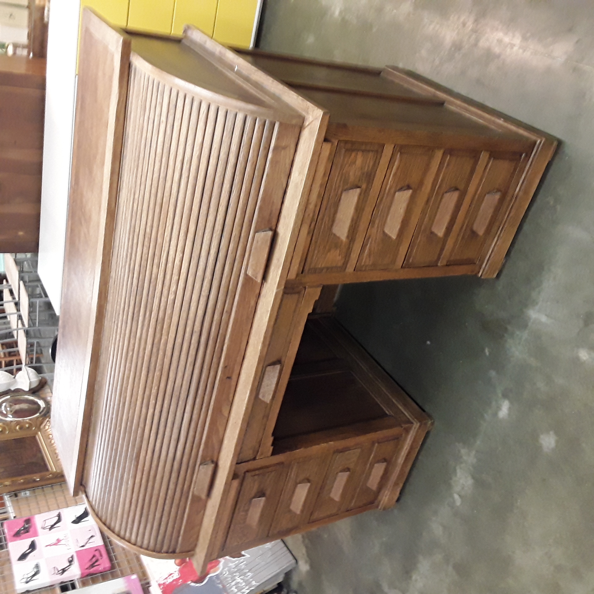 <p>Bureau Américain  8 tiroirs<br />porte coulissante<br />200,00 € T.T.C<br /><a href="/Article/123689?type=depose" style="color:white;" target="_blank">Lien vers l'article</a></p>