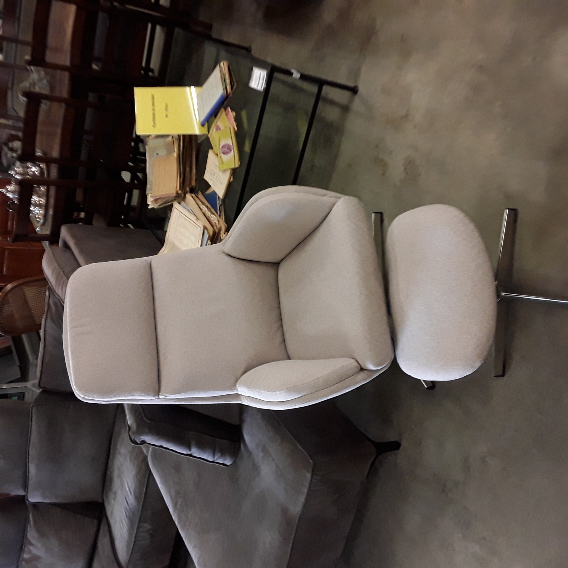 <p>Fauteuil plus repose pied gris<br />95,00 € T.T.C<br /><a href="/Article/123492?type=depose" style="color:white;" target="_blank">Lien vers l'article</a></p>