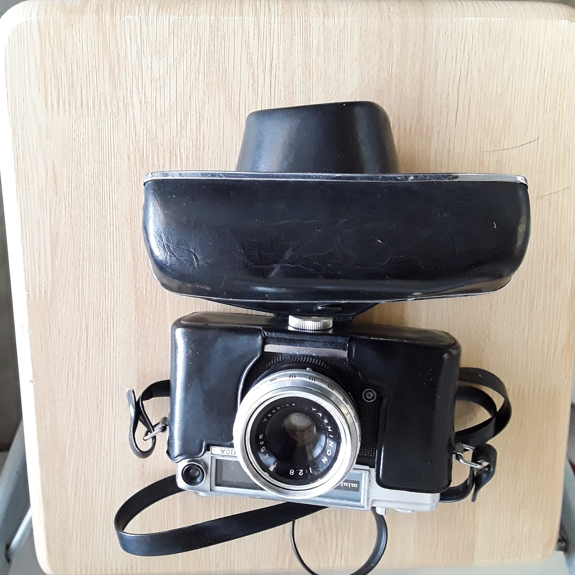 <p>Appareil photo YASHICA<br />40,00 € T.T.C<br /><a href="/Article/123944?type=depose" style="color:white;" target="_blank">Lien vers l'article</a></p>