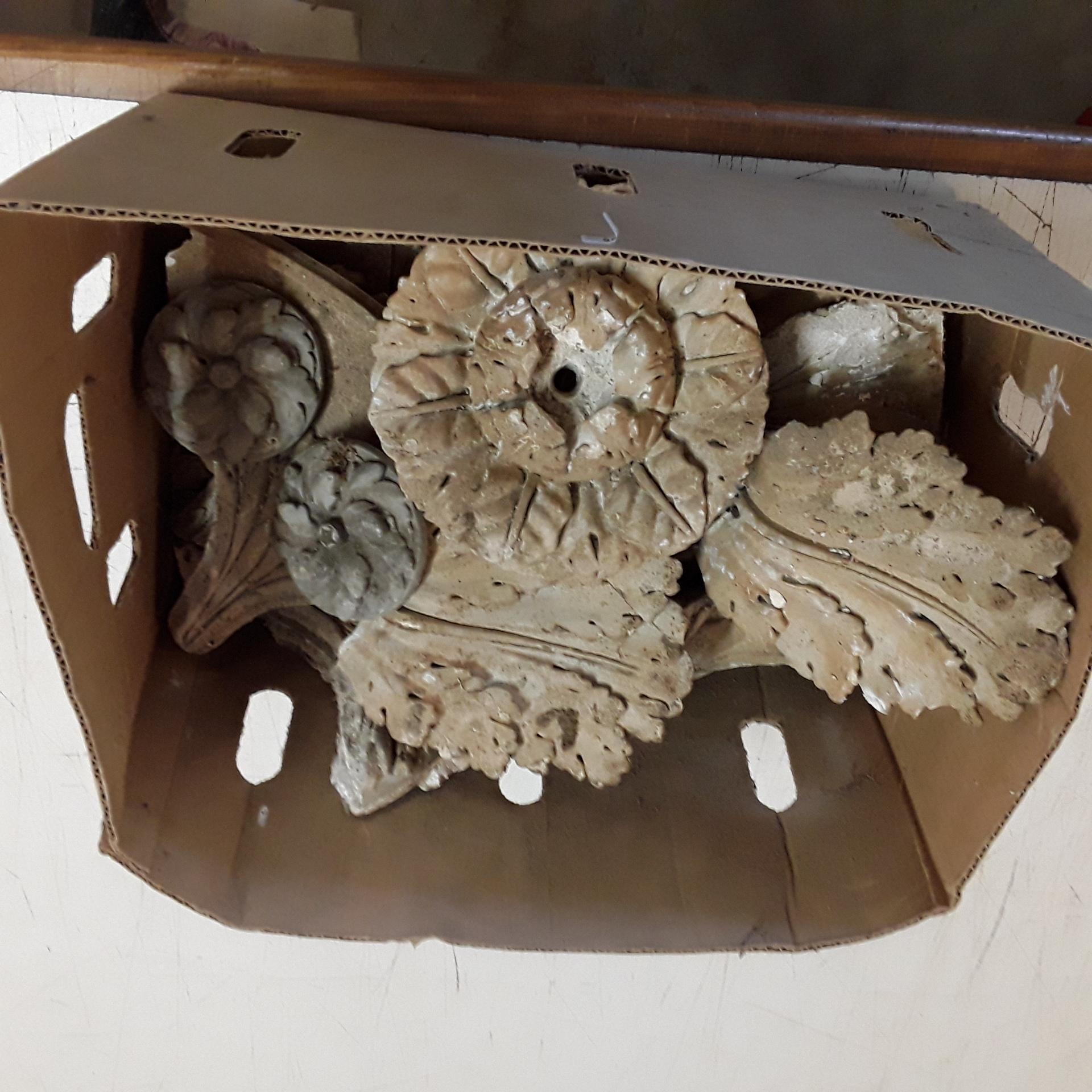 <p>Lot de rosaces plâtre<br />20,00 € T.T.C<br /><a href="/Article/122582?type=depose" style="color:white;" target="_blank">Lien vers l&#39;article</a></p>