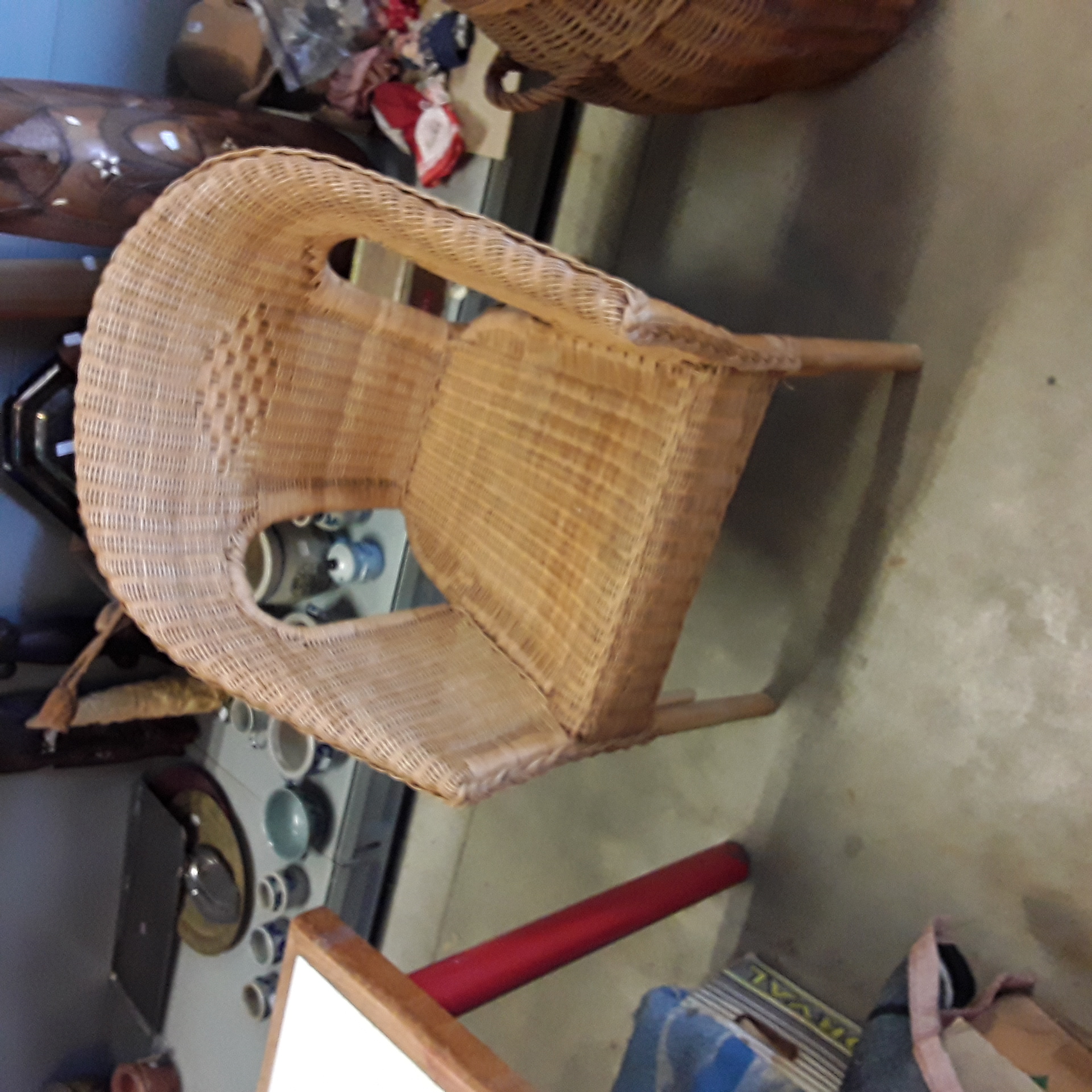 <p>Fauteuil osier clair<br />30,00 € T.T.C<br /><a href="/Article/123594?type=depose" style="color:white;" target="_blank">Lien vers l'article</a></p>