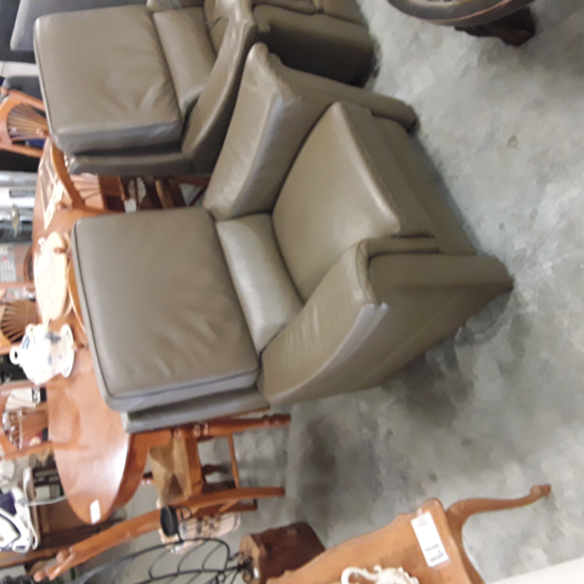 <p>Fauteuil 1 place Couleur Taupe<br />foncé<br />100,00 € T.T.C<br /><a href="/Article/124068?type=depose" style="color:white;" target="_blank">Lien vers l'article</a></p>
