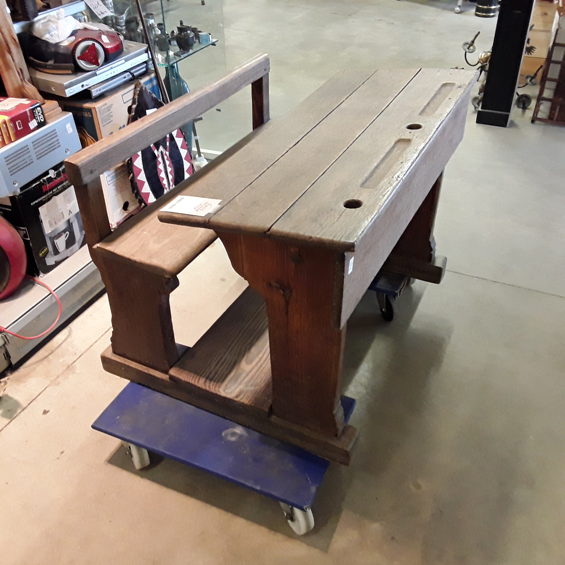 <p>Banc d'écolier double<br />50,00 € T.T.C<br /><a href="/Article/122583?type=depose" style="color:white;" target="_blank">Lien vers l'article</a></p>