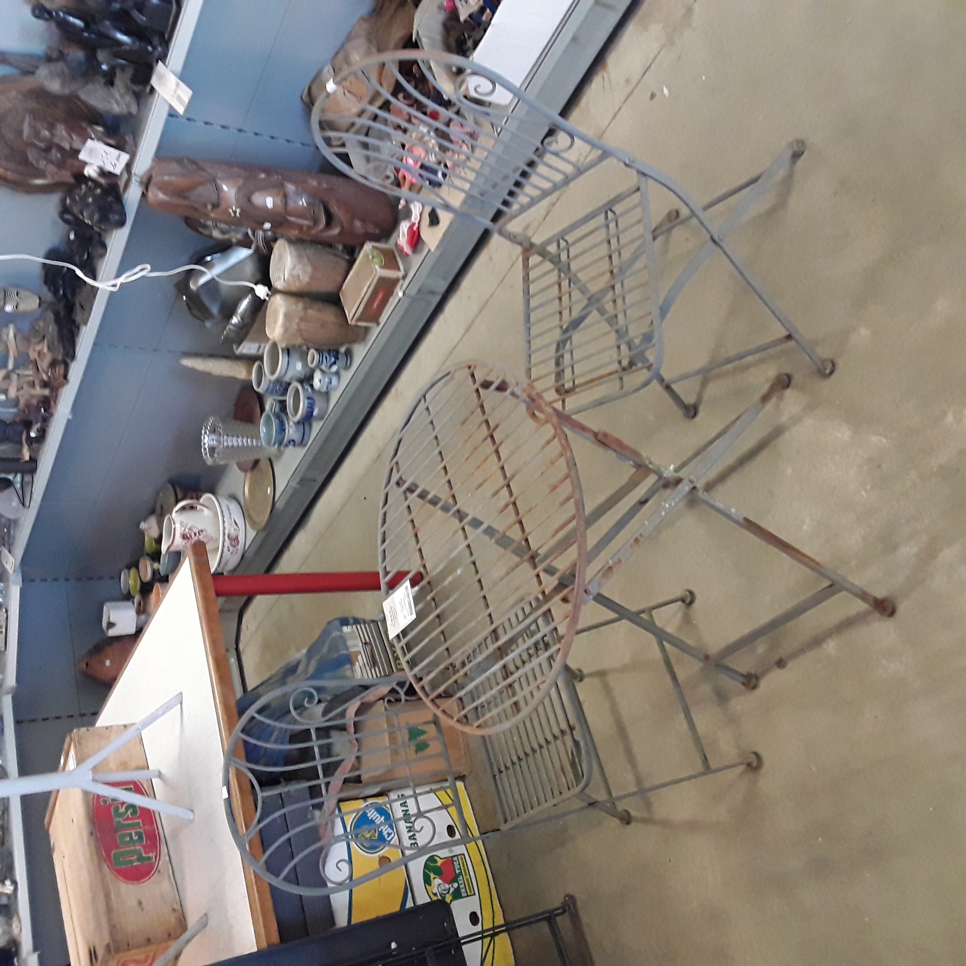 <p>Table+ 2 chaises en fer <br />forgé<br />50,00 € T.T.C<br /><a href="/Article/123395?type=depose" style="color:white;" target="_blank">Lien vers l'article</a></p>