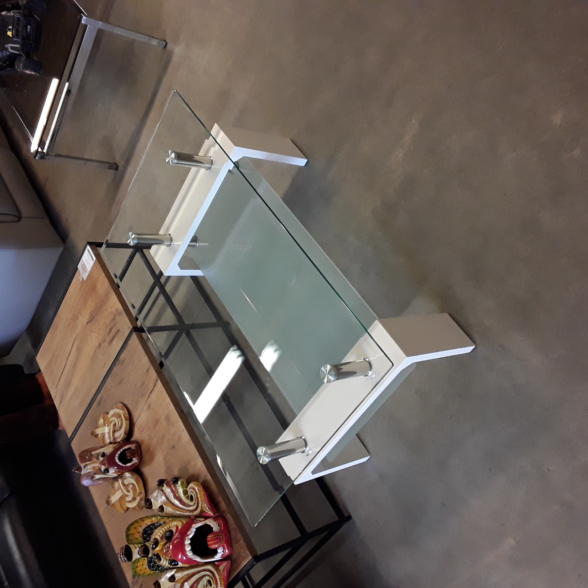 <p>Table de salon Verre et bois<br />40,00 € T.T.C<br /><a href="/Article/124681?type=depose" style="color:white;" target="_blank">Lien vers l'article</a></p>