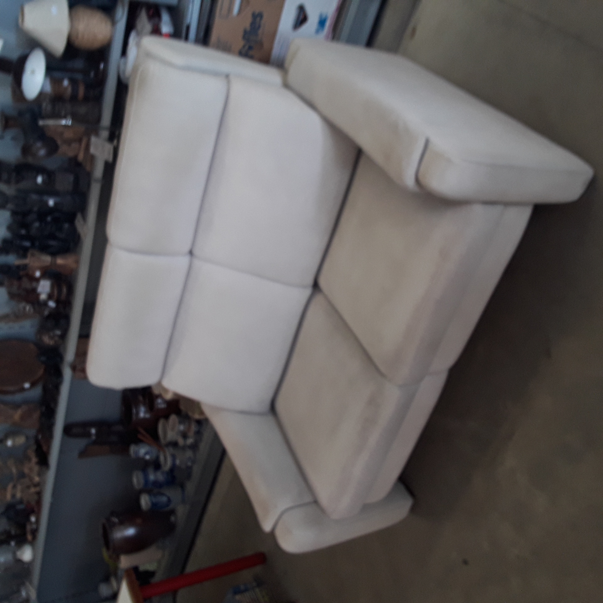 <p>Divan 2 places micro fibre <br />beige<br />125,00 € T.T.C<br /><a href="/Article/124038?type=depose" style="color:white;" target="_blank">Lien vers l'article</a></p>