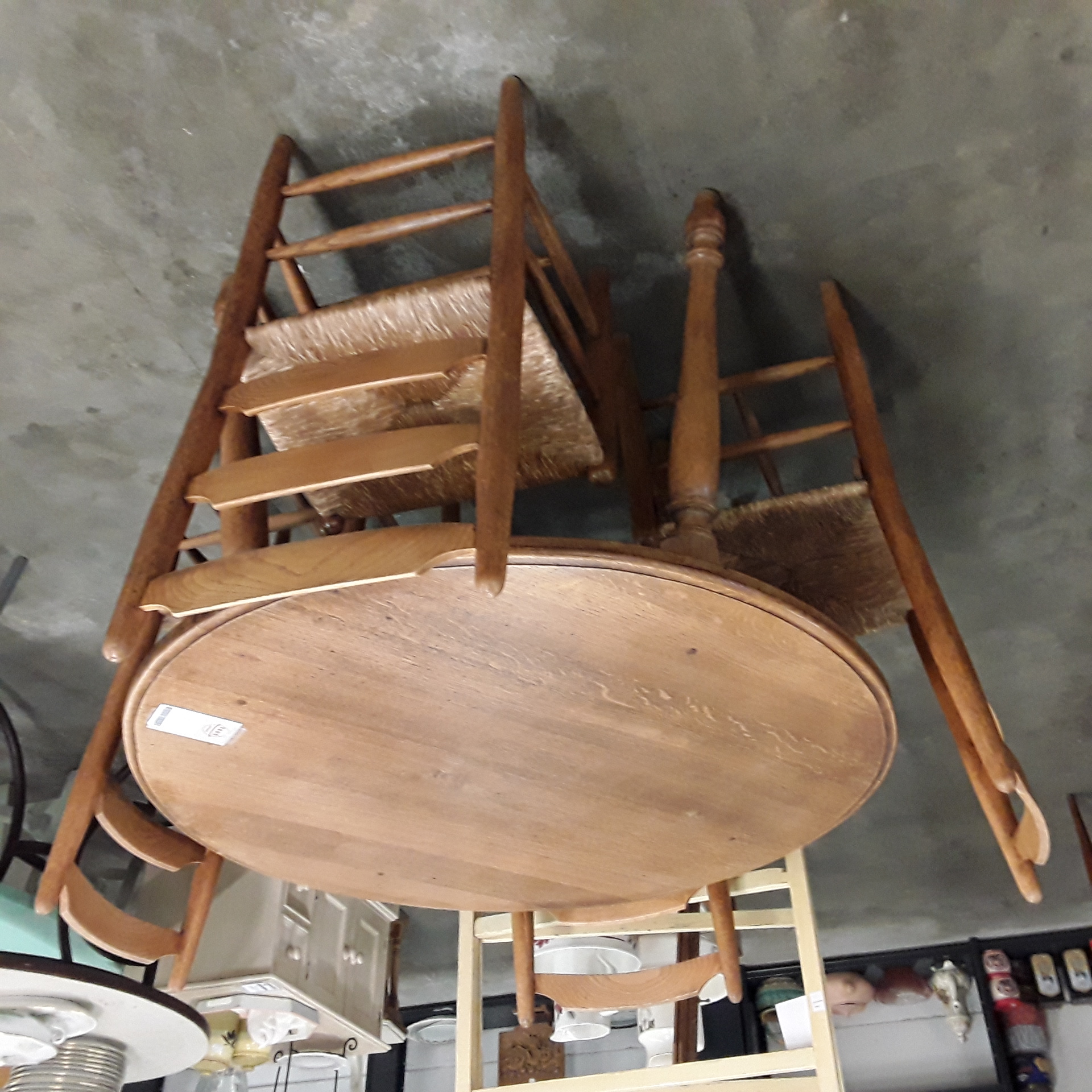 <p>Table ronde en chêne<br />+ 4 chaises paillées<br />175,00 € T.T.C<br /><a href="/Article/123608?type=depose" style="color:white;" target="_blank">Lien vers l'article</a></p>