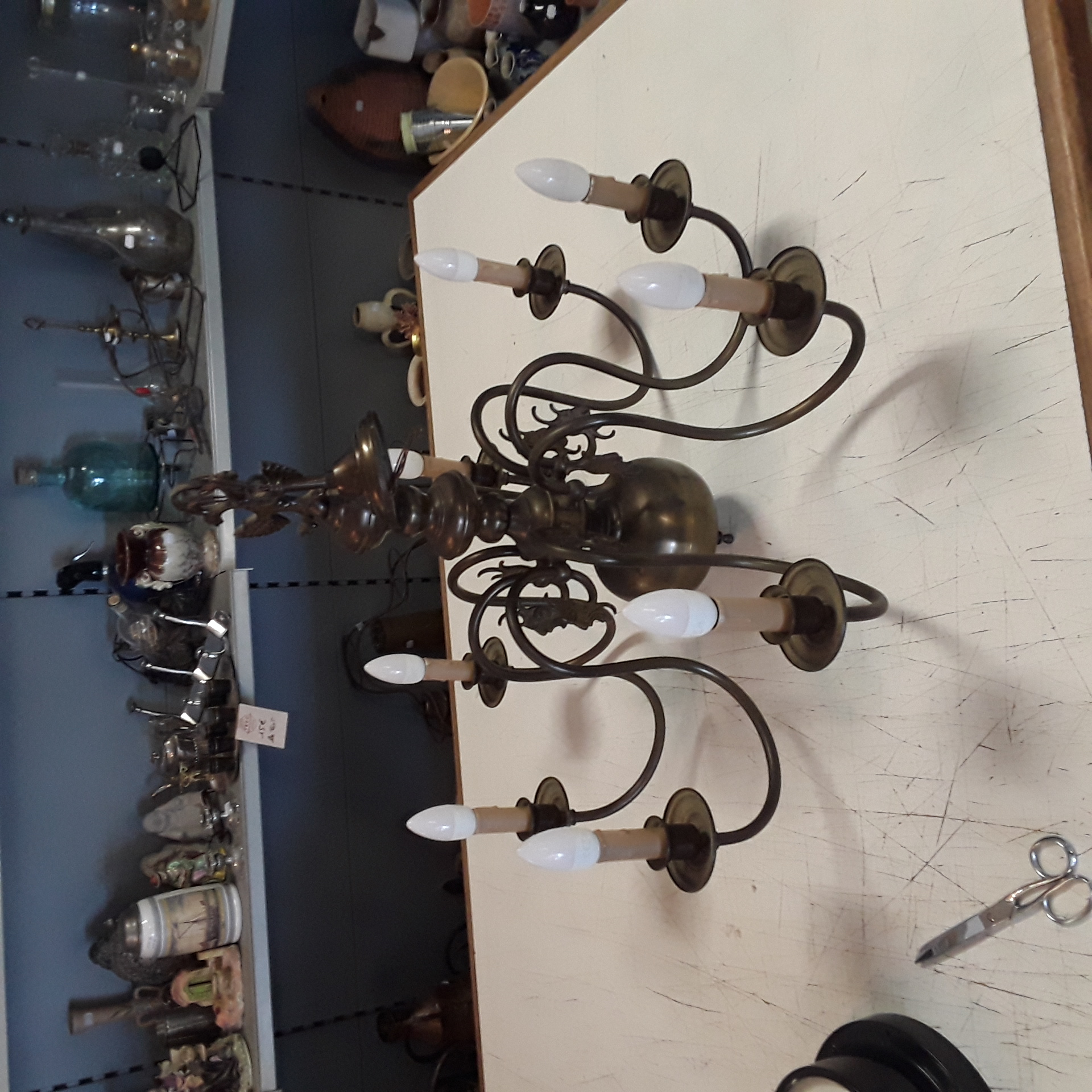 <p>Lustre  métal 8 branches<br />Ancien<br />50,00 € T.T.C<br /><a href="/Article/123619?type=depose" style="color:white;" target="_blank">Lien vers l'article</a></p>