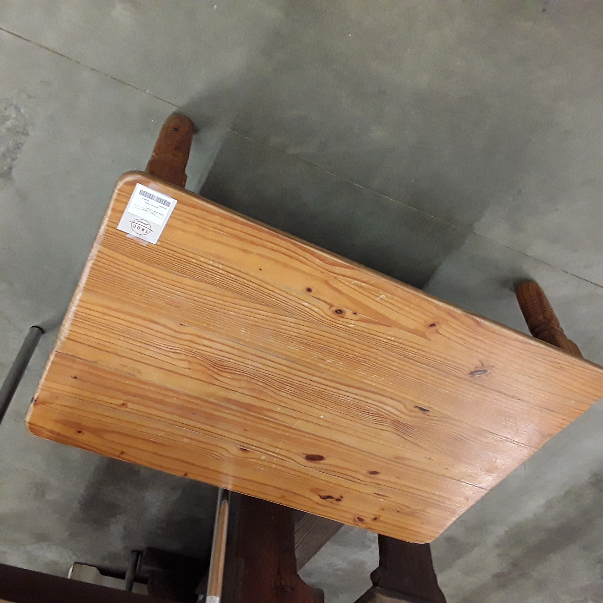 <p>Table salon en pin<br />24,00 € T.T.C<br /><a href="/Article/123218?type=depose" style="color:white;" target="_blank">Lien vers l'article</a></p>