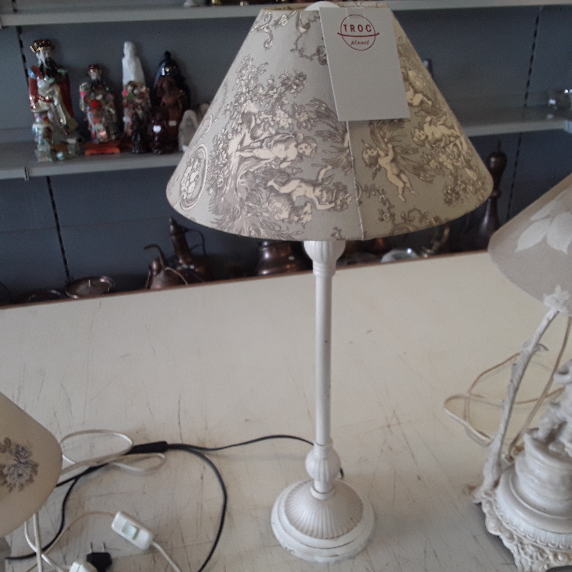 <p>Lampe sur pied PM<br />blanche<br />20,00 € T.T.C<br /><a href="/Article/122202?type=depose" style="color:white;" target="_blank">Lien vers l&#39;article</a></p>