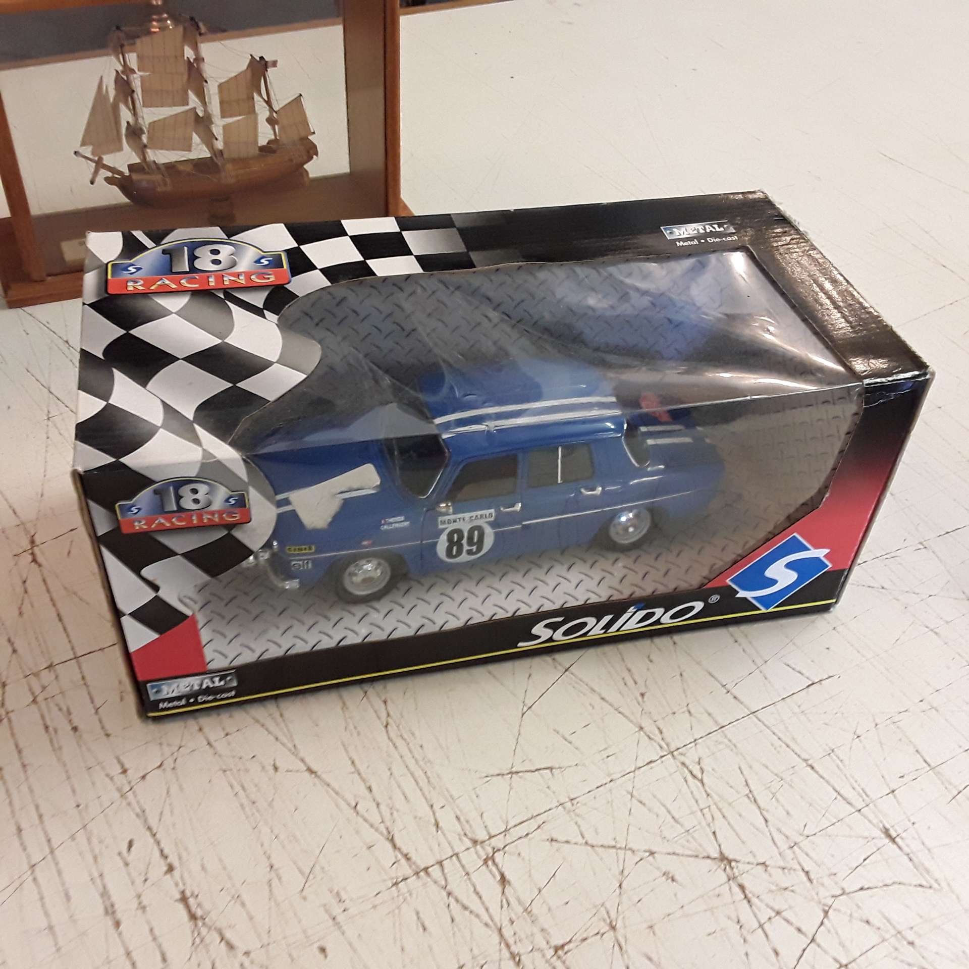 <p>Renault R8 Gordini 1/18<br />Solido en boite<br />40,00 € T.T.C<br /><a href="/Article/122661?type=depose" style="color:white;" target="_blank">Lien vers l&#39;article</a></p>