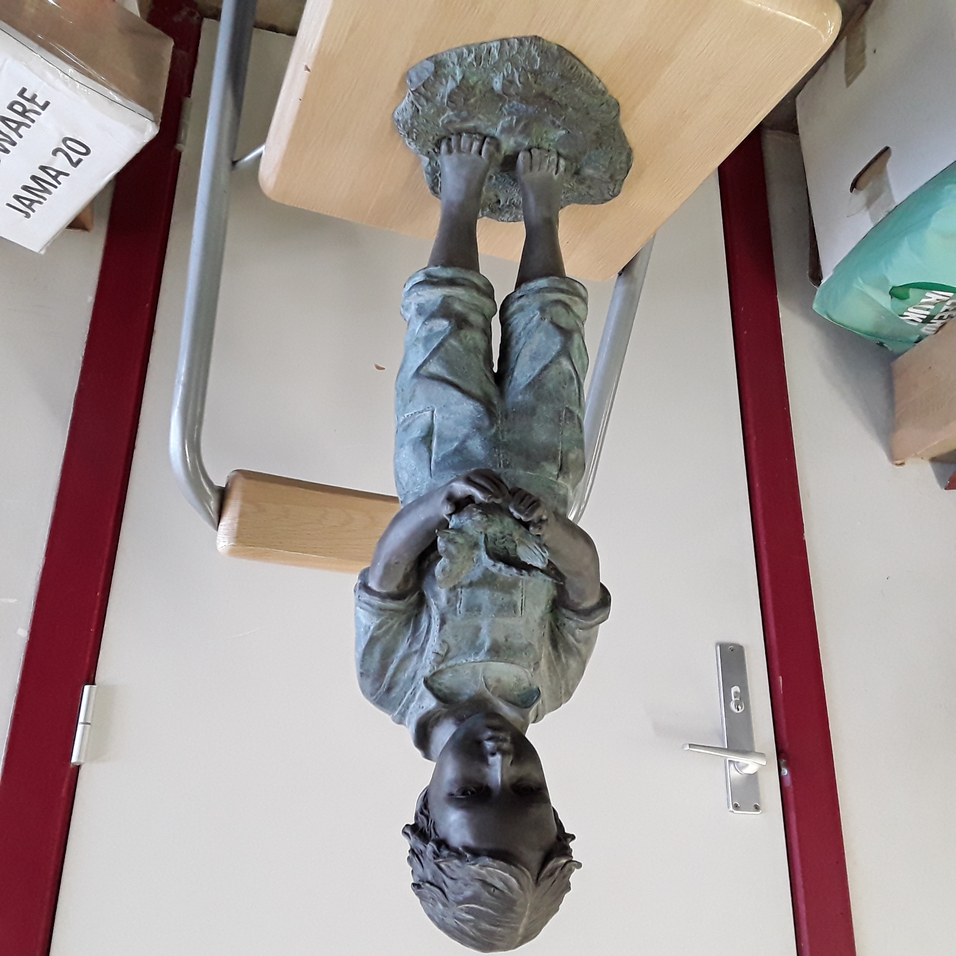 <p>Statue bronze 52 cm<br />enfant à l'oiseau<br />350,00 € T.T.C<br /><a href="/Article/122910?type=depose" style="color:white;" target="_blank">Lien vers l'article</a></p>