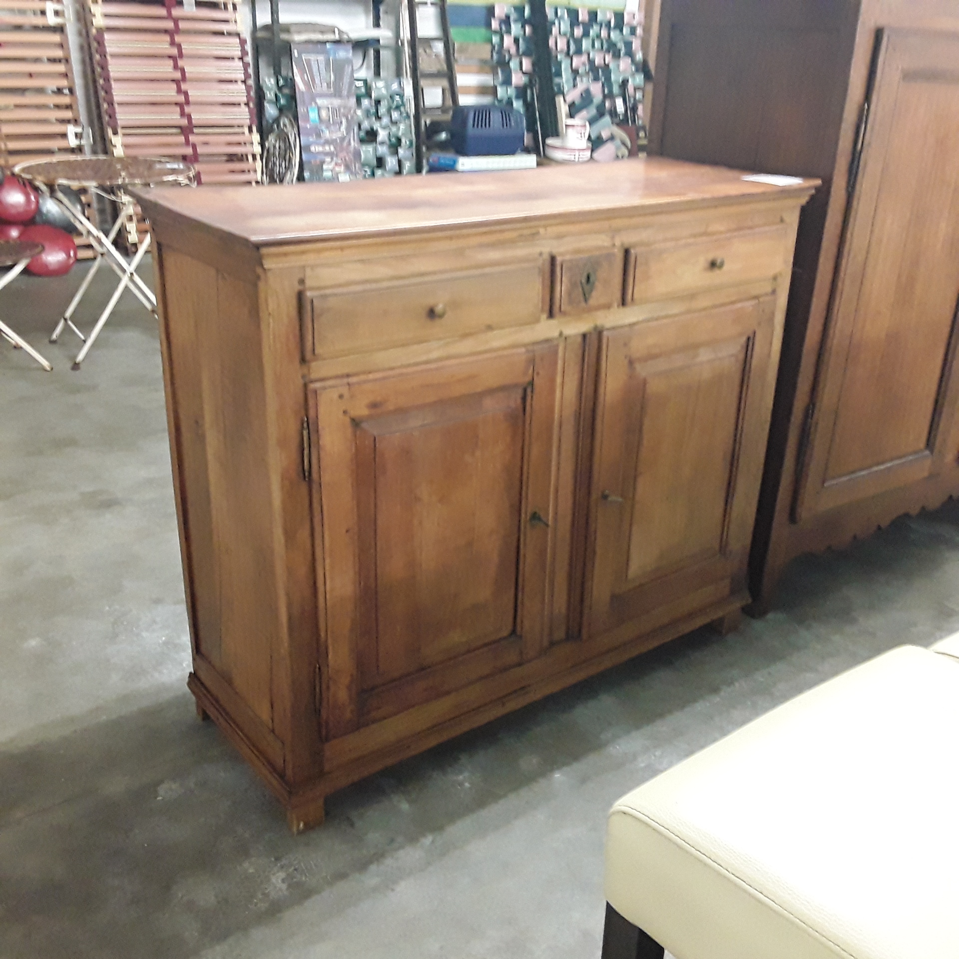 <p>Dresse 2 portes 3 tiroirs<br />en merisier<br />100,00 € T.T.C<br /><a href="/Article/122608?type=depose" style="color:white;" target="_blank">Lien vers l'article</a></p>