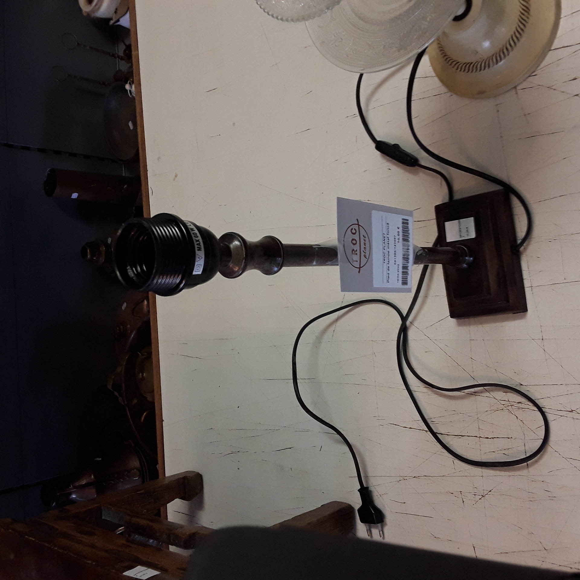 <p>Pied de lampe métal foncé<br />10,00 € T.T.C<br /><a href="/Article/123567?type=depose" style="color:white;" target="_blank">Lien vers l'article</a></p>