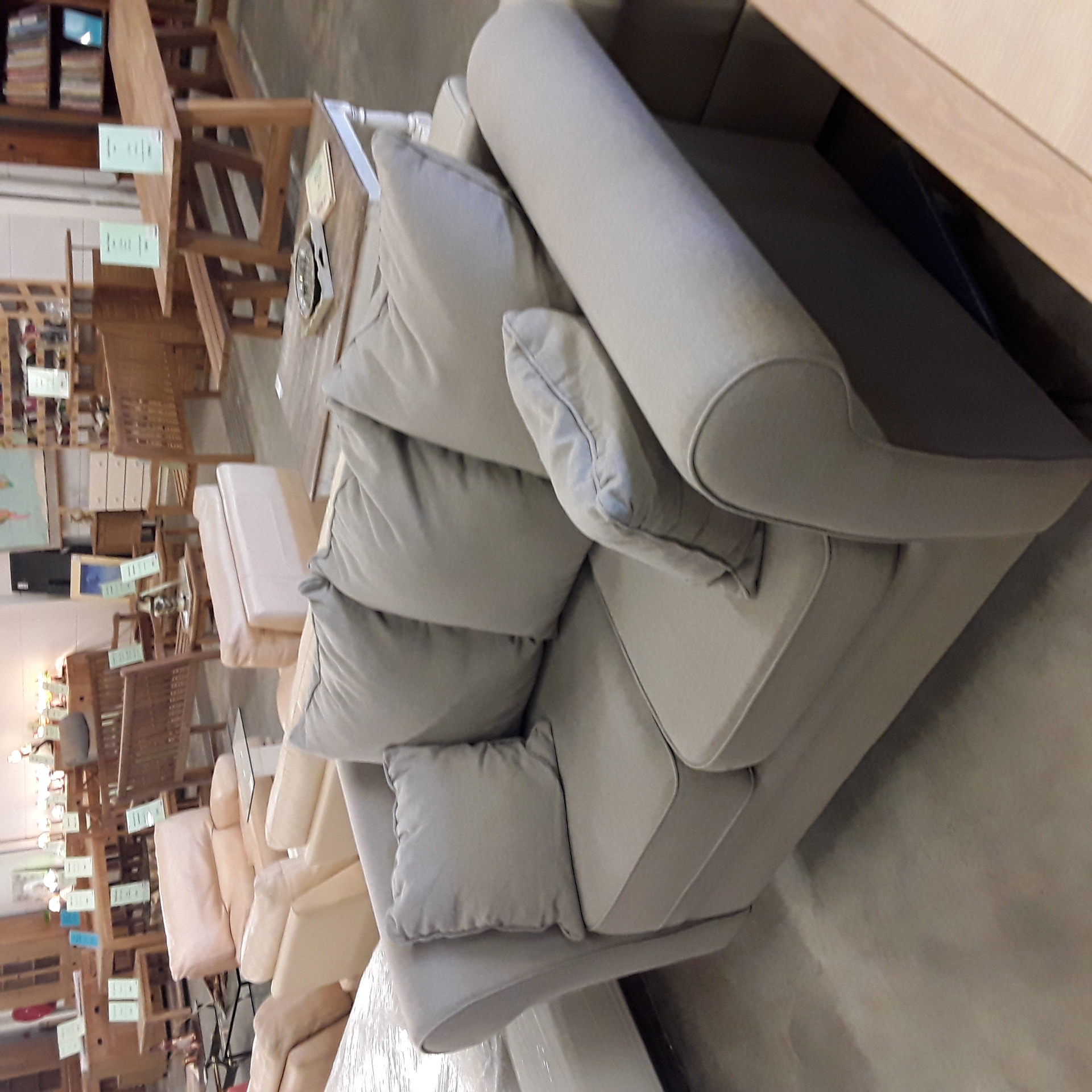 <p>Divan 2 places<br />gris clair<br />175,00 € T.T.C<br /><a href="/Article/123605?type=depose" style="color:white;" target="_blank">Lien vers l'article</a></p>