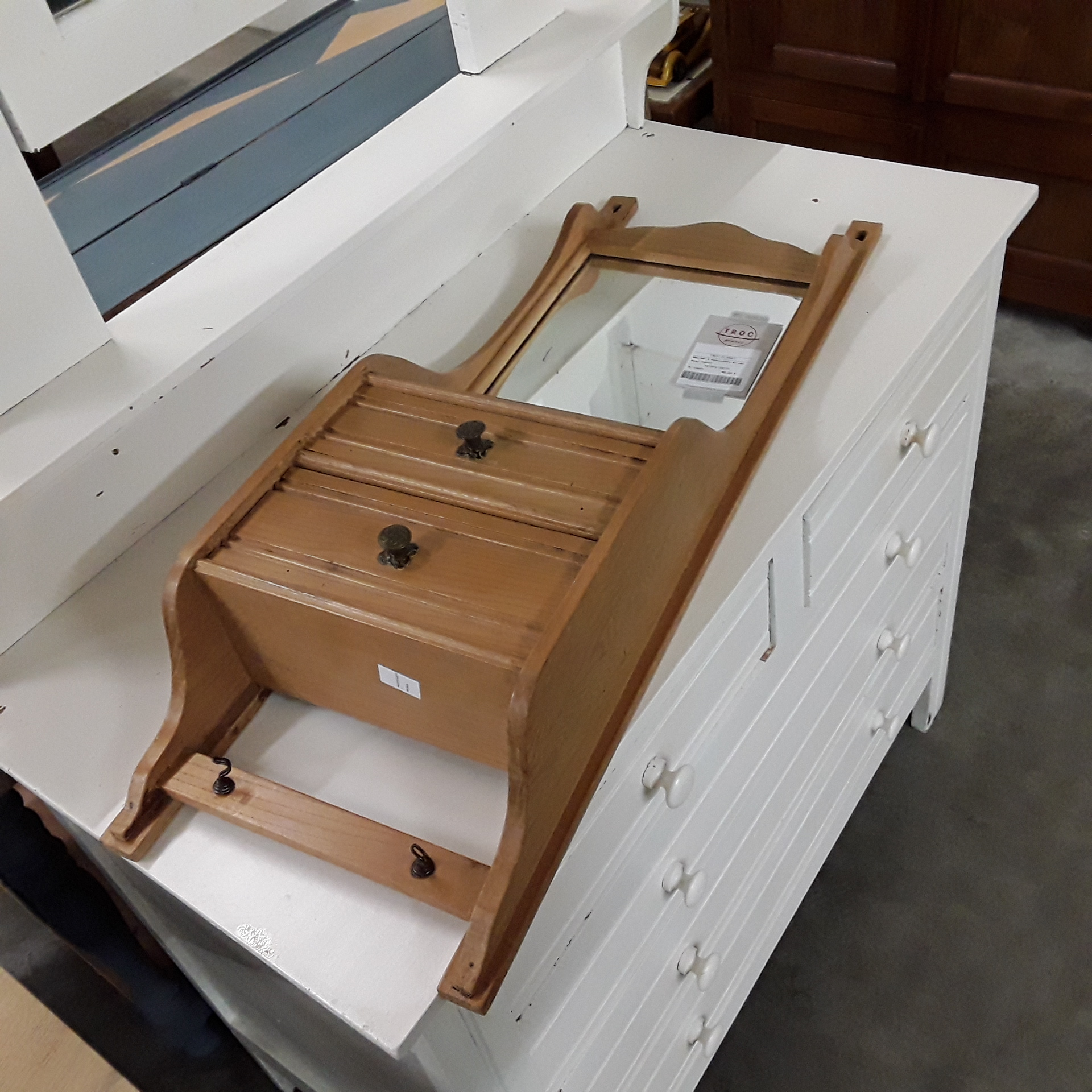 <p>Meuble à suspendre en pin<br />avec miroir<br />40,00 € T.T.C<br /><a href="/Article/122777?type=depose" style="color:white;" target="_blank">Lien vers l'article</a></p>