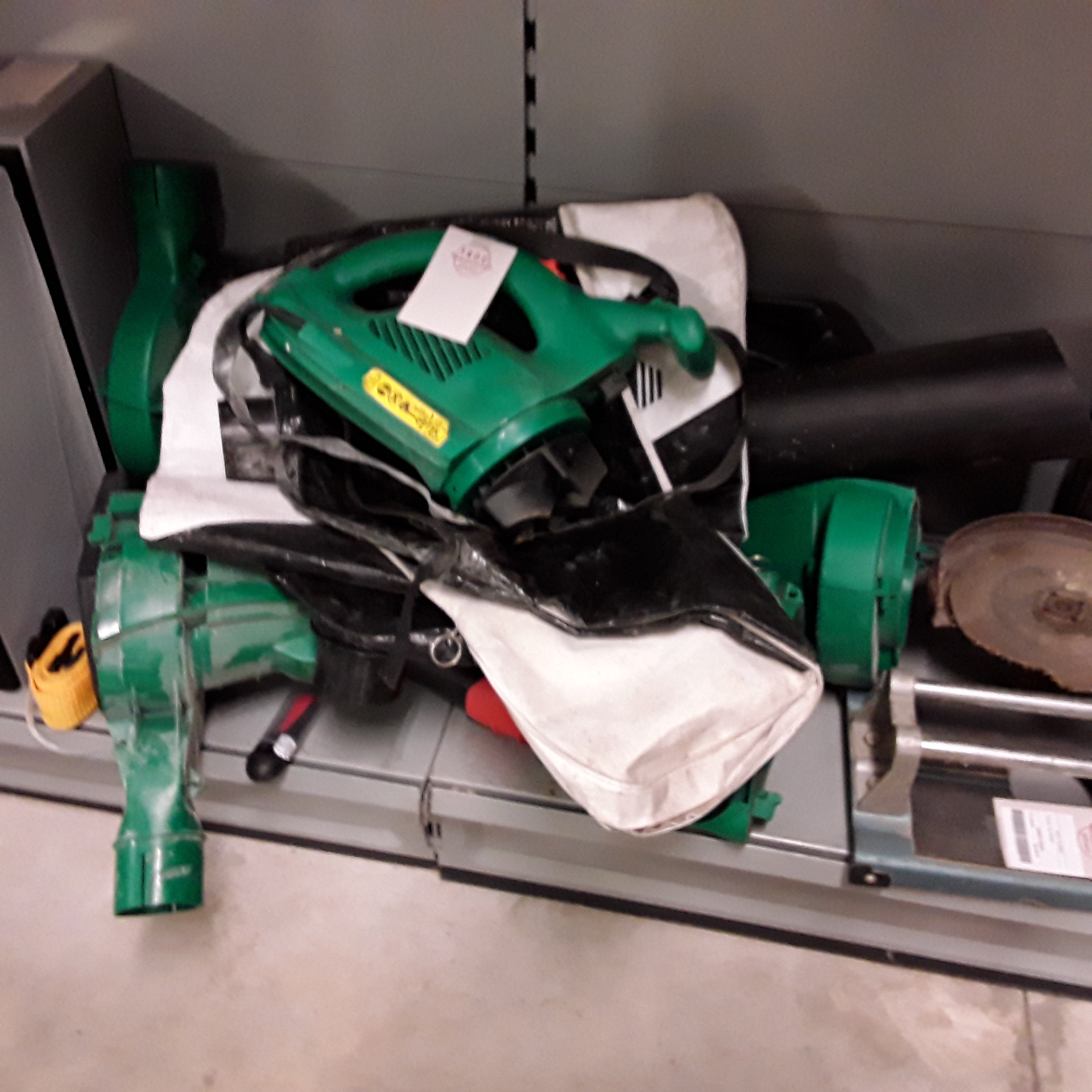 <p>Lot souffleur pour jardin<br />20,00 € T.T.C<br /><a href="/Article/122820?type=depose" style="color:white;" target="_blank">Lien vers l'article</a></p>