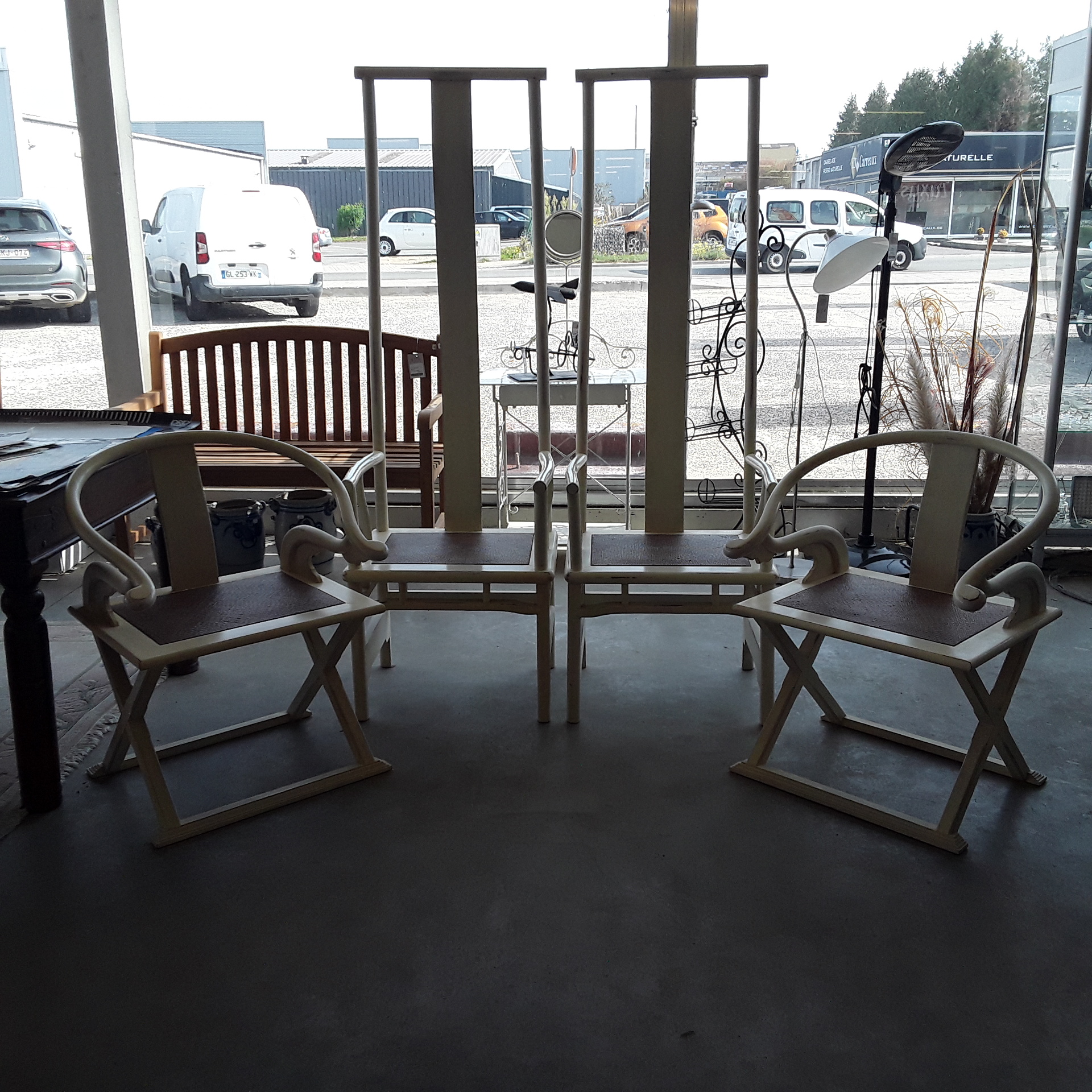 <p>ensemble de 4 fauteuils design<br />2 dossiers arrondis et 2 hauts<br />275,00 € T.T.C<br /><a href="/Article/122430?type=depose" style="color:white;" target="_blank">Lien vers l'article</a></p>