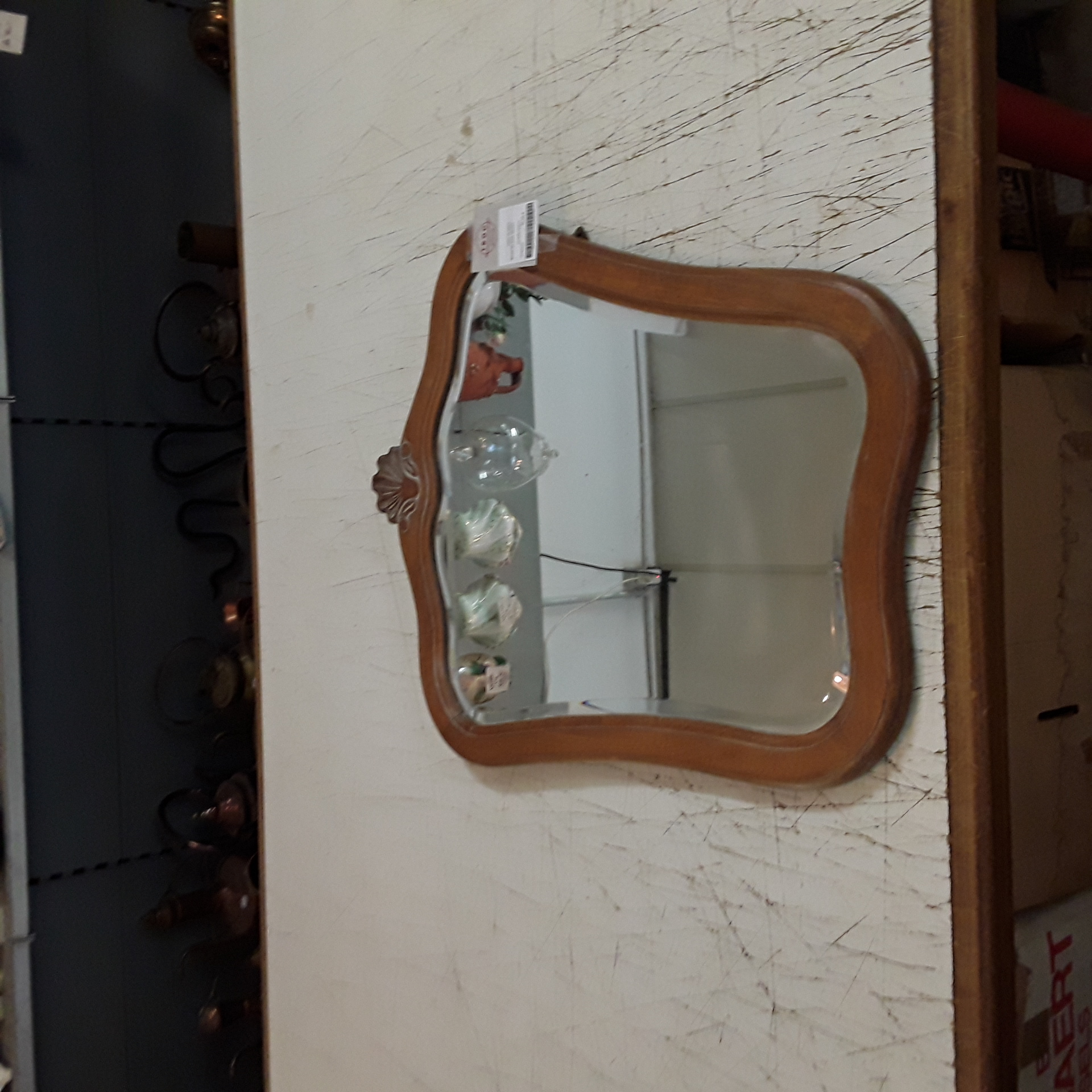 <p>Miroir en bois ancien<br />30,00 € T.T.C<br /><a href="/Article/124210?type=depose" style="color:white;" target="_blank">Lien vers l'article</a></p>