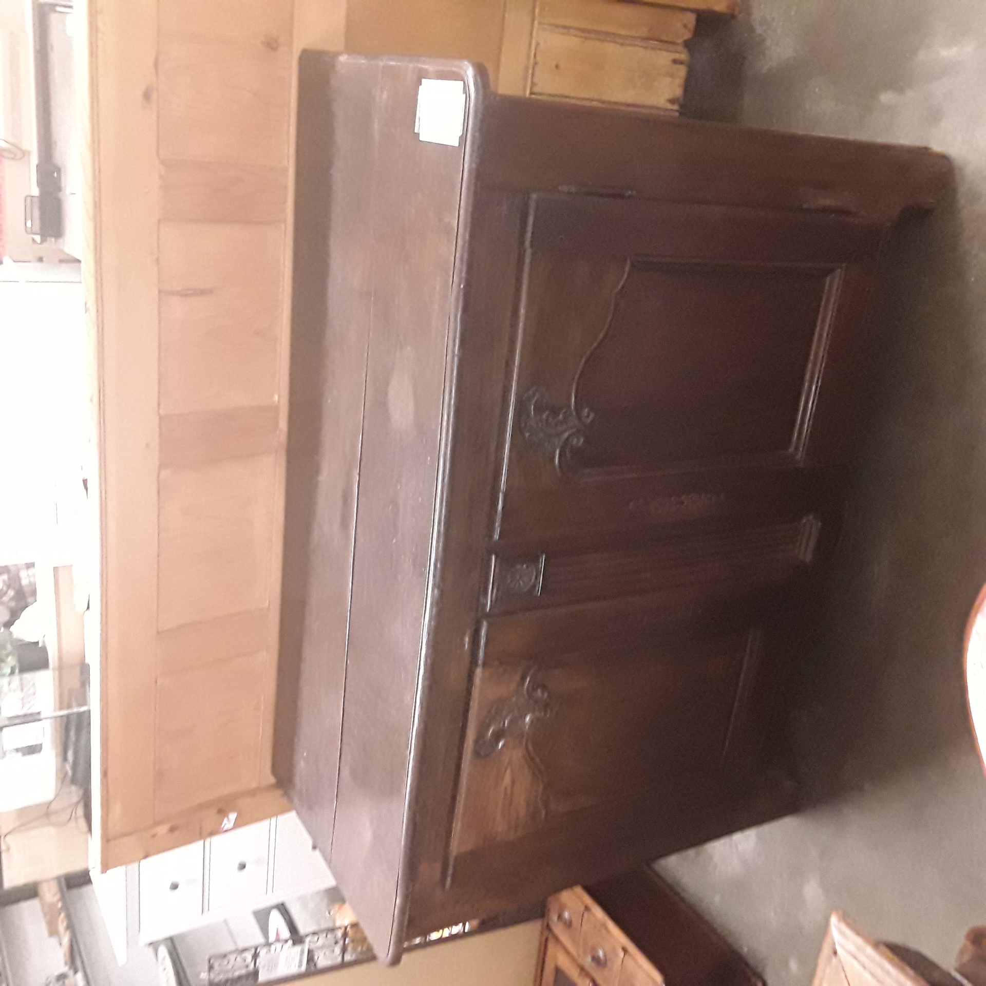 <p>Dressoir chataigner  2 portes<br />style Louis XV<br />175,00 € T.T.C<br /><a href="/Article/123251?type=depose" style="color:white;" target="_blank">Lien vers l'article</a></p>