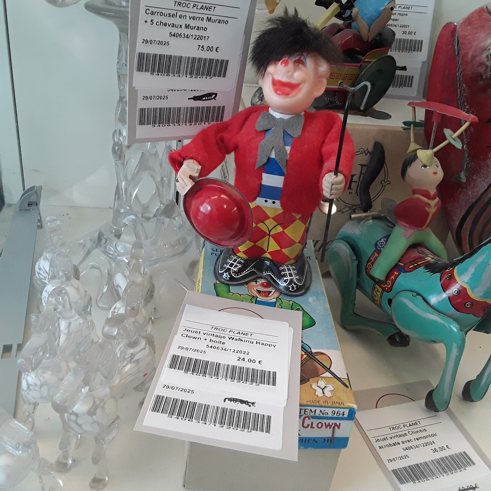 <p>Jouet vintage Walking Happy<br />Clown + boite<br />16,00 € T.T.C<br /><a href="/Article/122022?type=depose" style="color:white;" target="_blank">Lien vers l'article</a></p>