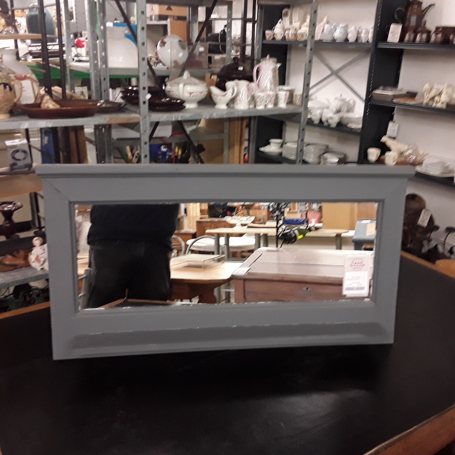 <p>Miroir gris 90x49 cm<br />24,00 € T.T.C<br /><a href="/Article/123008?type=depose" style="color:white;" target="_blank">Lien vers l'article</a></p>