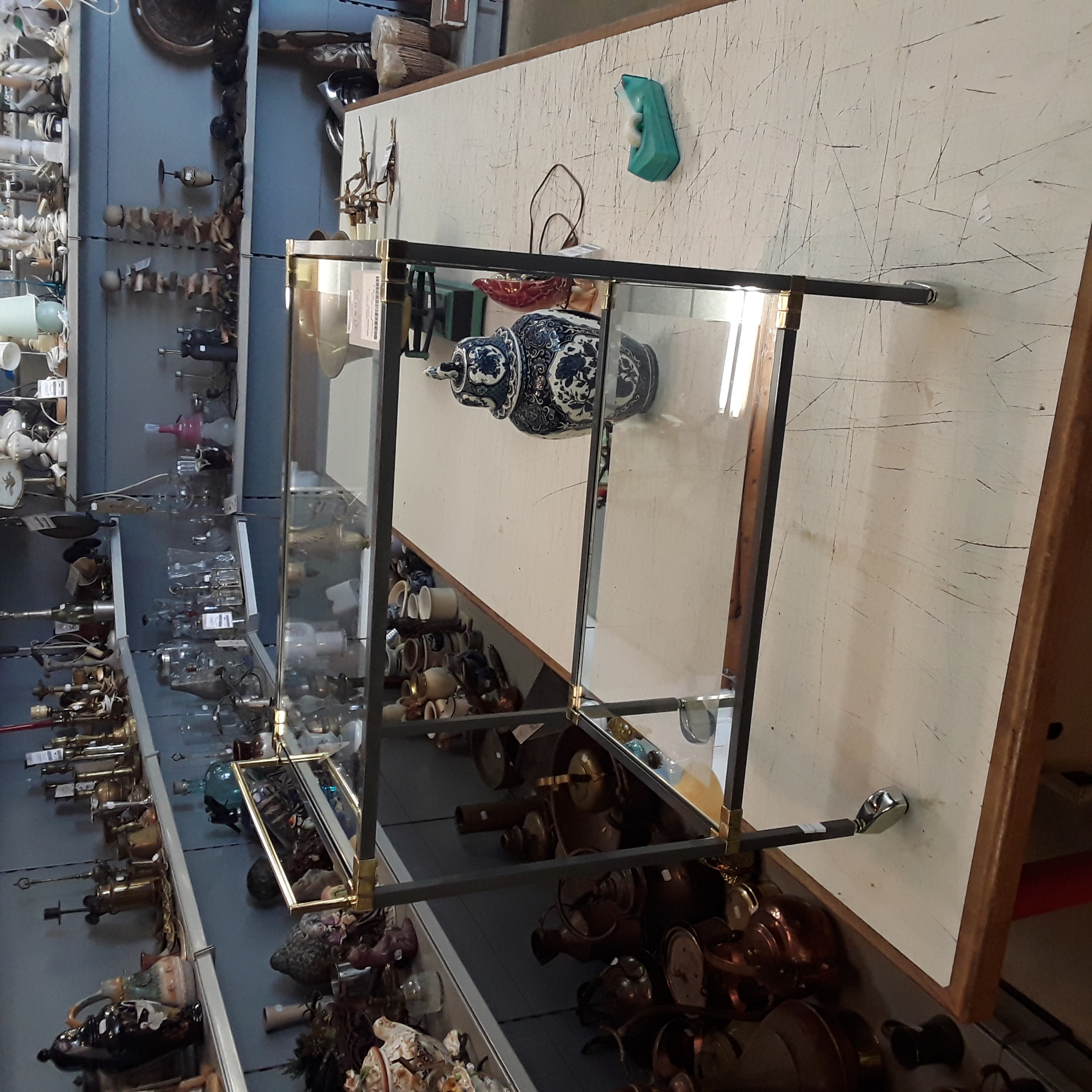 <p>Desserte métal et verre<br />40,00 € T.T.C<br /><a href="/Article/123358?type=depose" style="color:white;" target="_blank">Lien vers l'article</a></p>