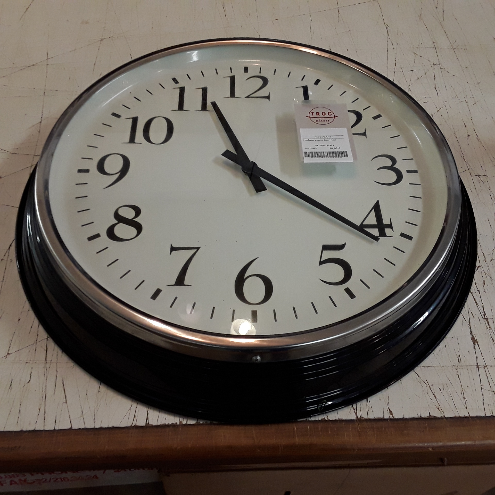 <p>Horloge ronde tour noir<br />30,00 € T.T.C<br /><a href="/Article/122829?type=depose" style="color:white;" target="_blank">Lien vers l'article</a></p>