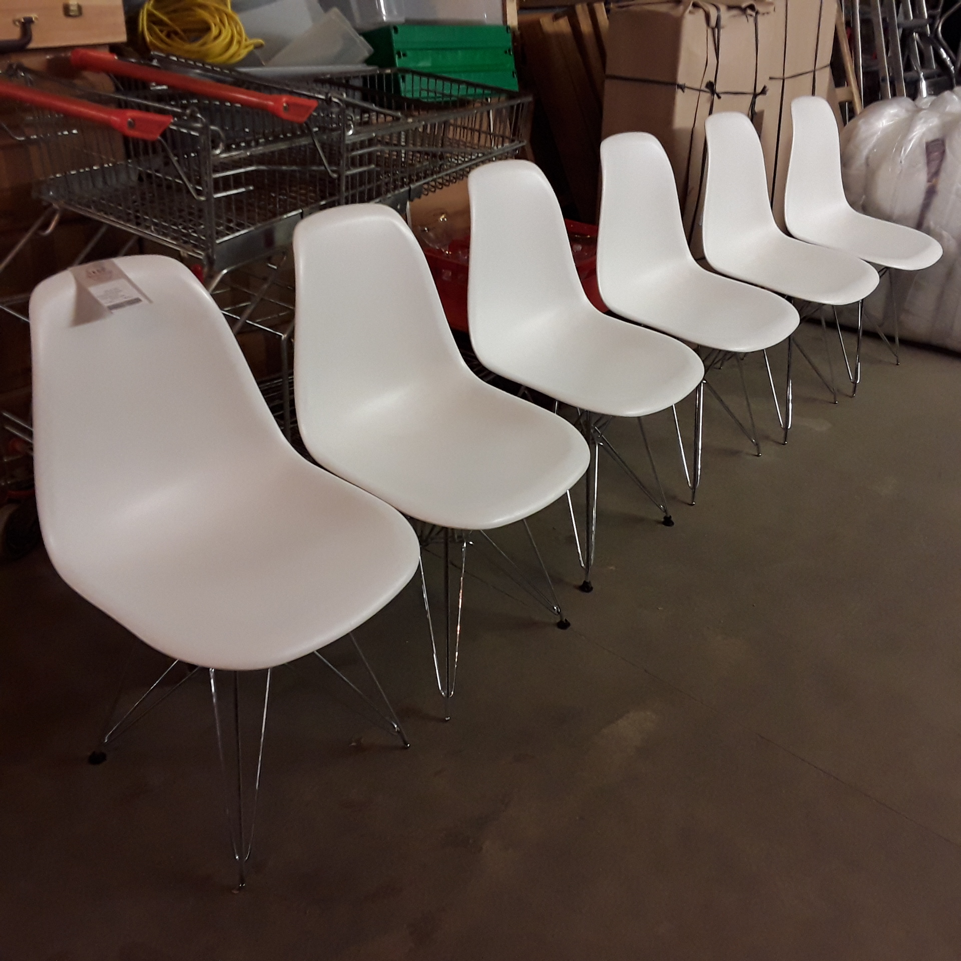 <p>Ensemble de 6 chaises <br />vintage blanches<br />96,00 € T.T.C<br /><a href="/Article/122692?type=depose" style="color:white;" target="_blank">Lien vers l'article</a></p>
